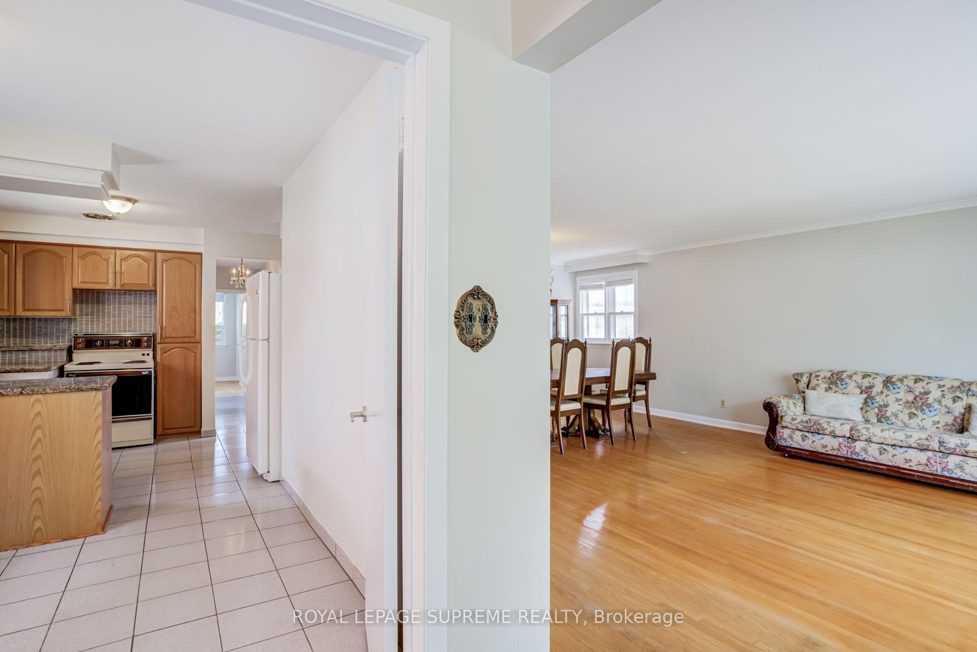 5 Paramount Court Main, Toronto Unit: Main