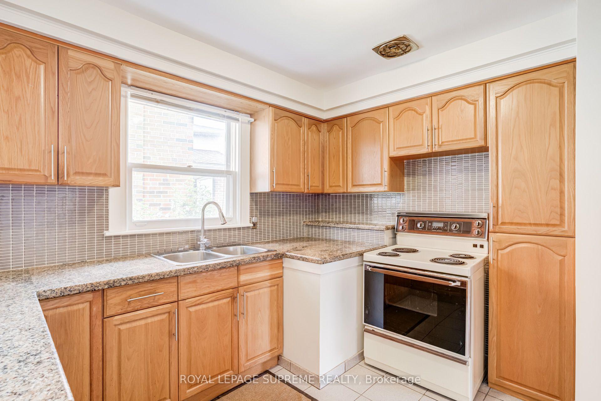 5 Paramount Court Main, Toronto Unit: Main