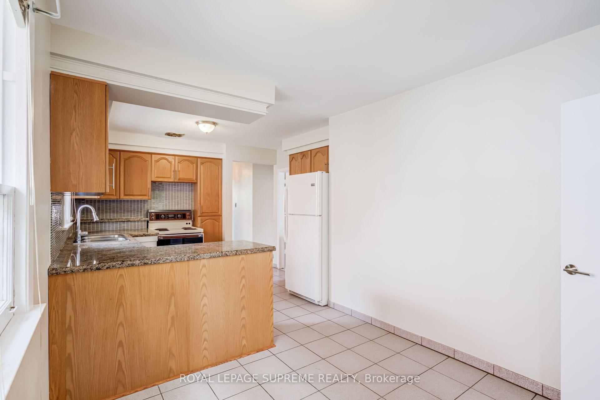 5 Paramount Court Main, Toronto Unit: Main