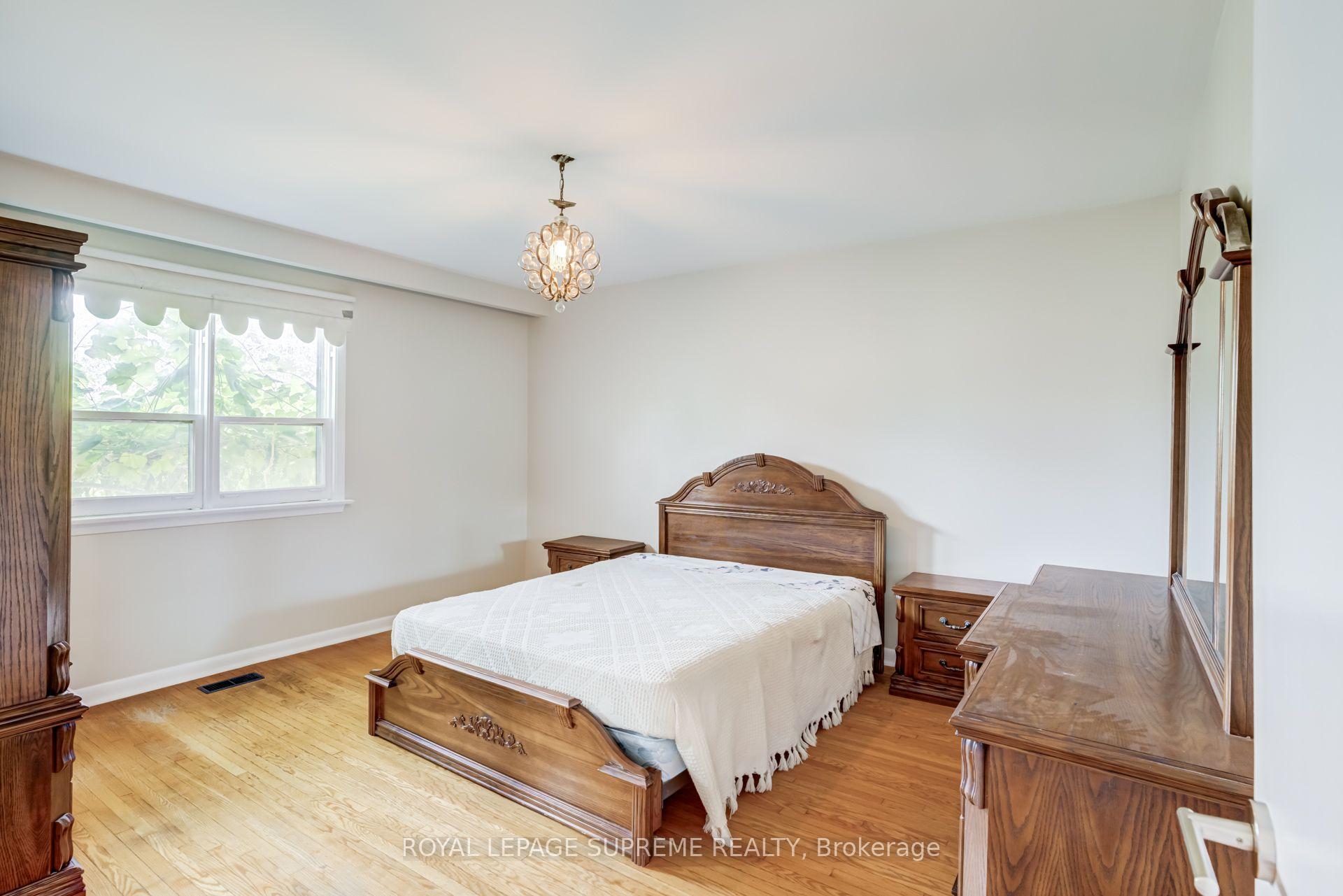 5 Paramount Court Main, Toronto Unit: Main