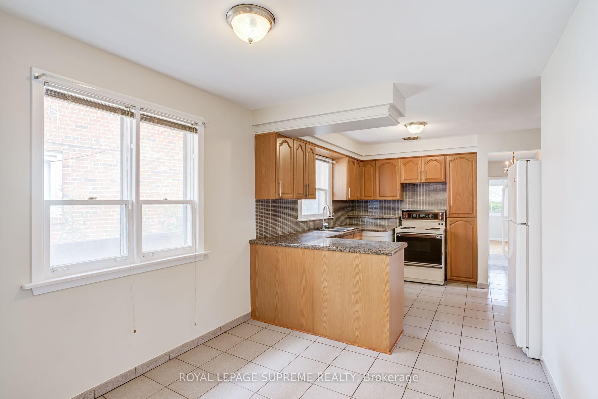 5 Paramount Court Main, Toronto Unit: Main