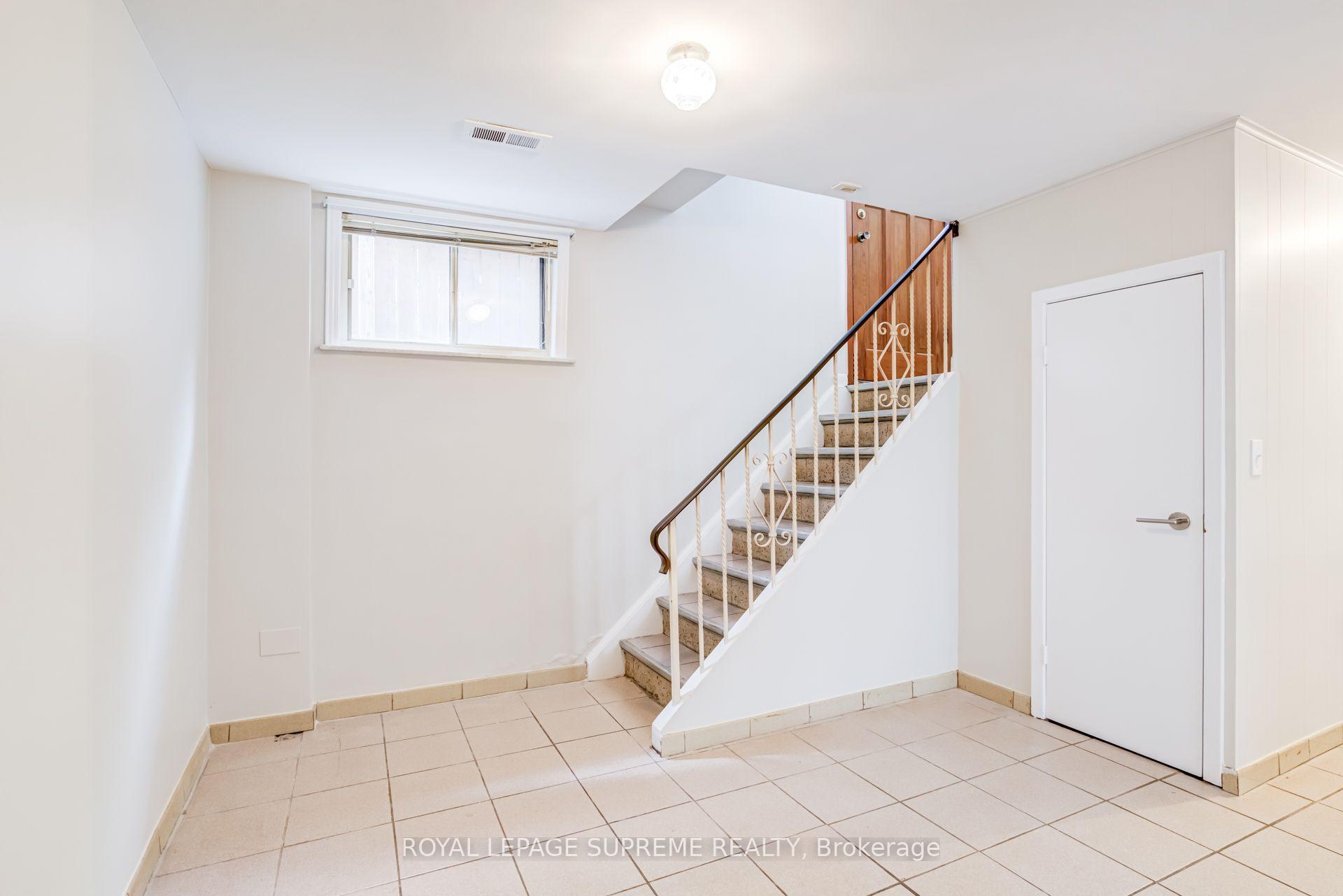 5 Paramount Court Bsmt, Toronto Unit: Bsmt