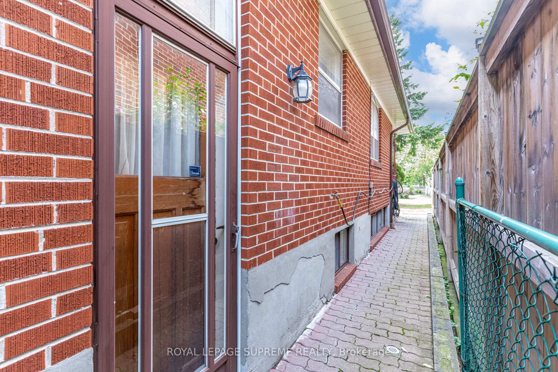 5 Paramount Court Bsmt, Toronto Unit: Bsmt