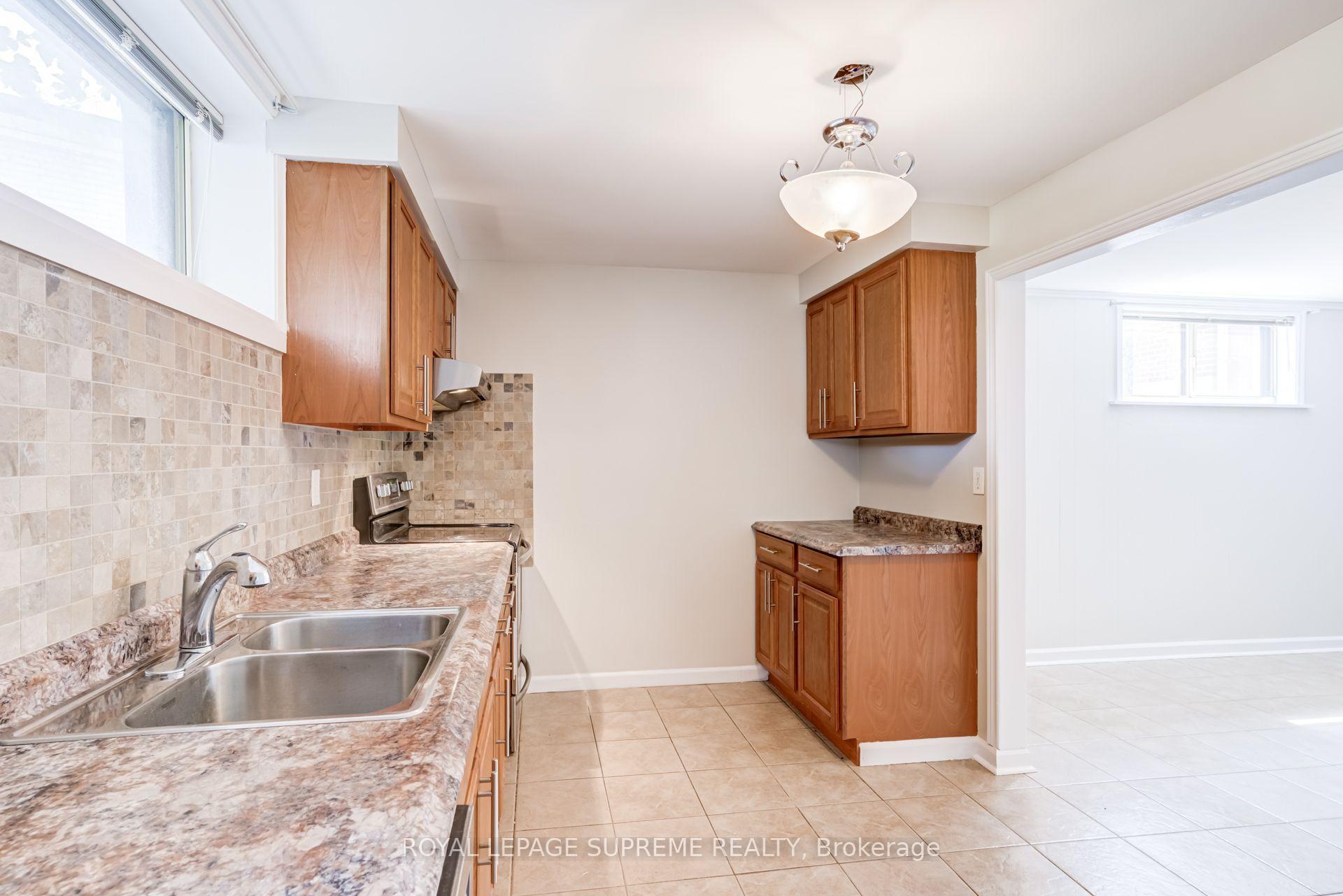 5 Paramount Court Bsmt, Toronto Unit: Bsmt