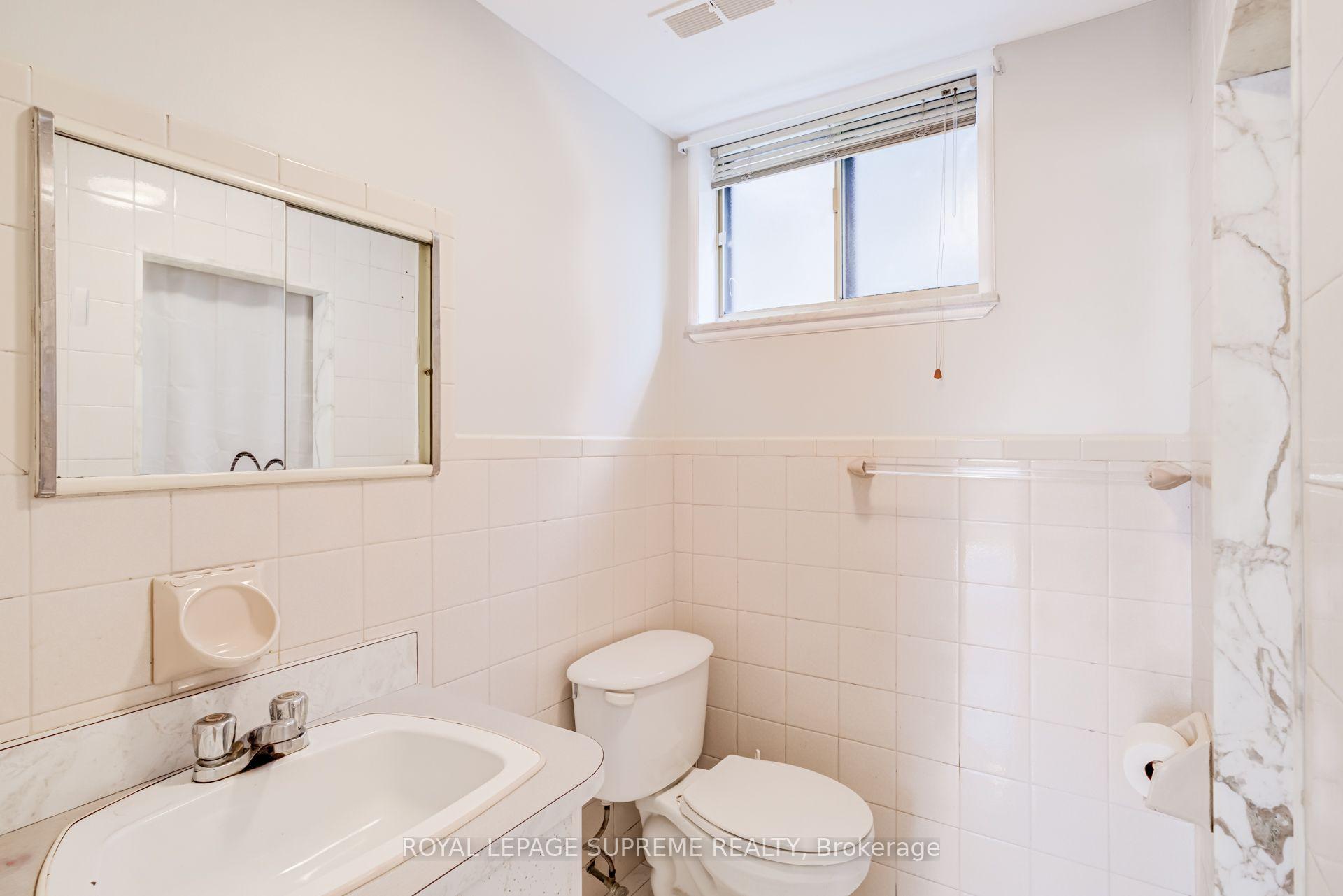 5 Paramount Court Bsmt, Toronto Unit: Bsmt