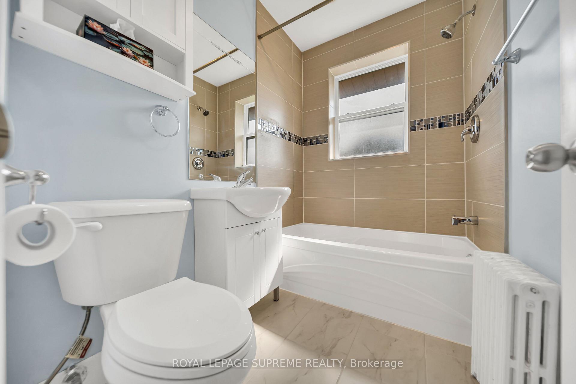 135 Kingsway Crescent 4, Toronto Unit: 4