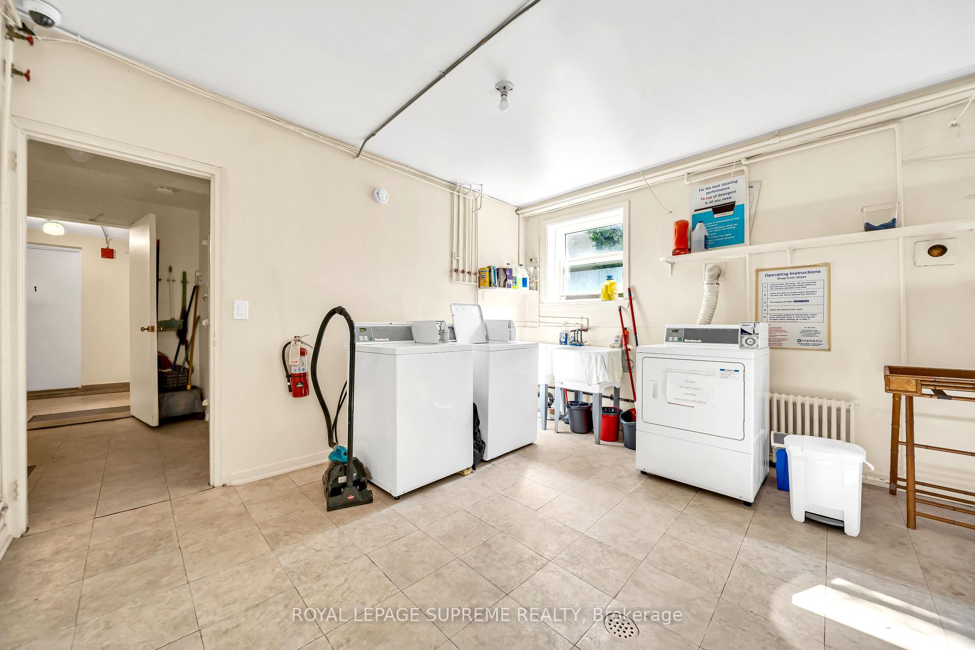 135 Kingsway Crescent 4, Toronto Unit: 4