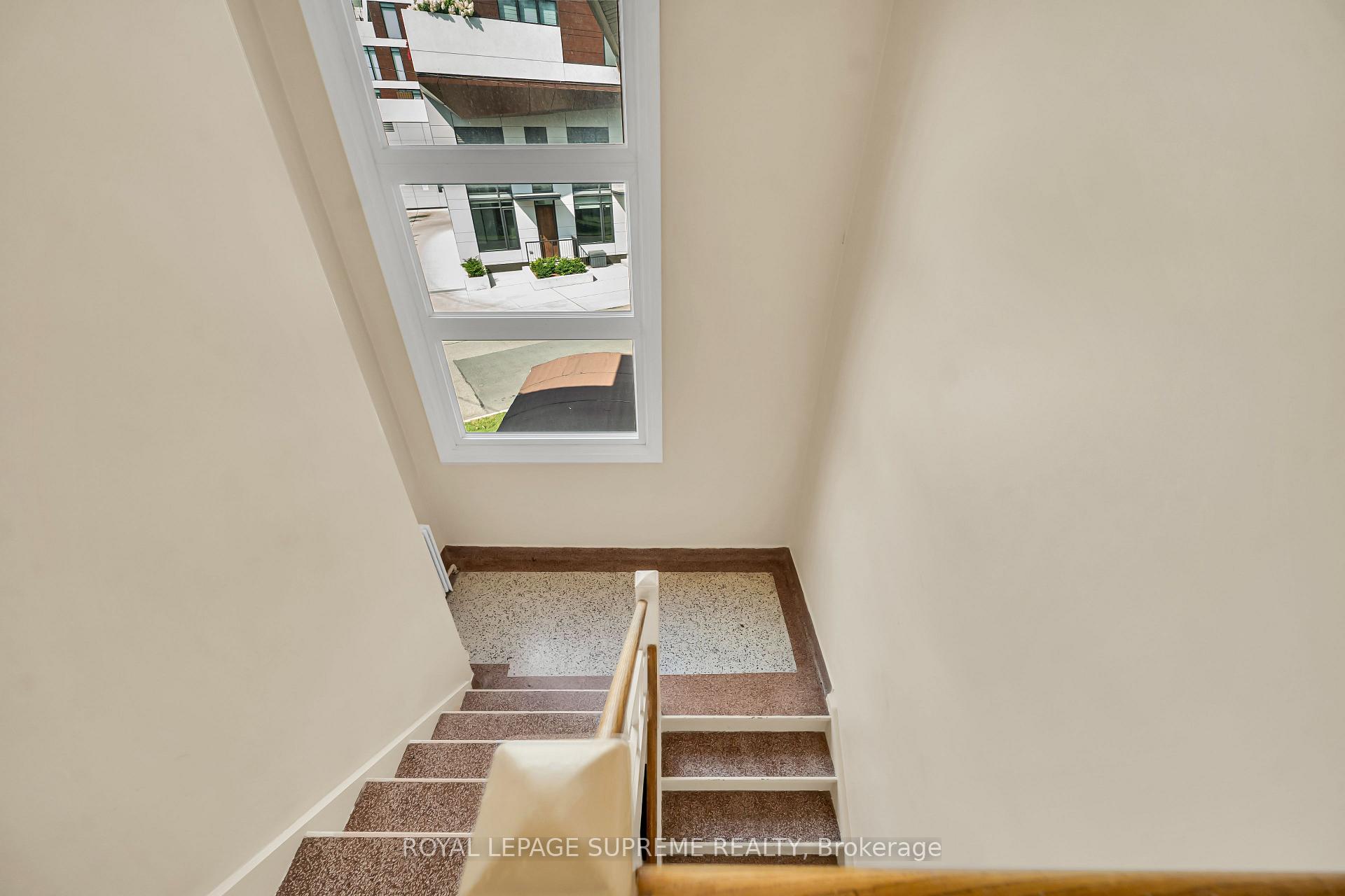135 Kingsway Crescent 4, Toronto Unit: 4