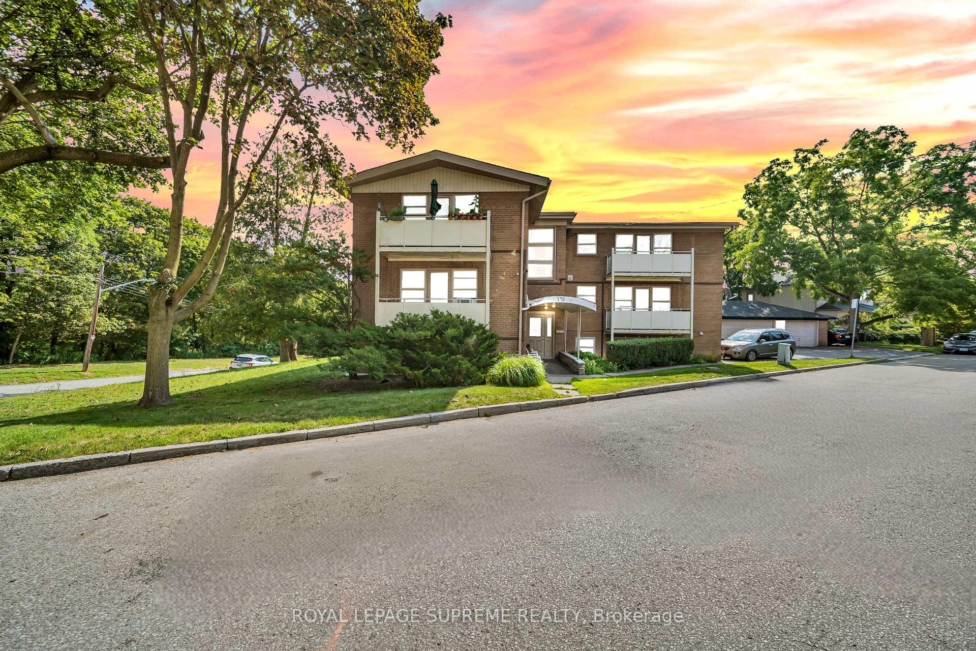 135 Kingsway Crescent 4, Toronto Unit: 4