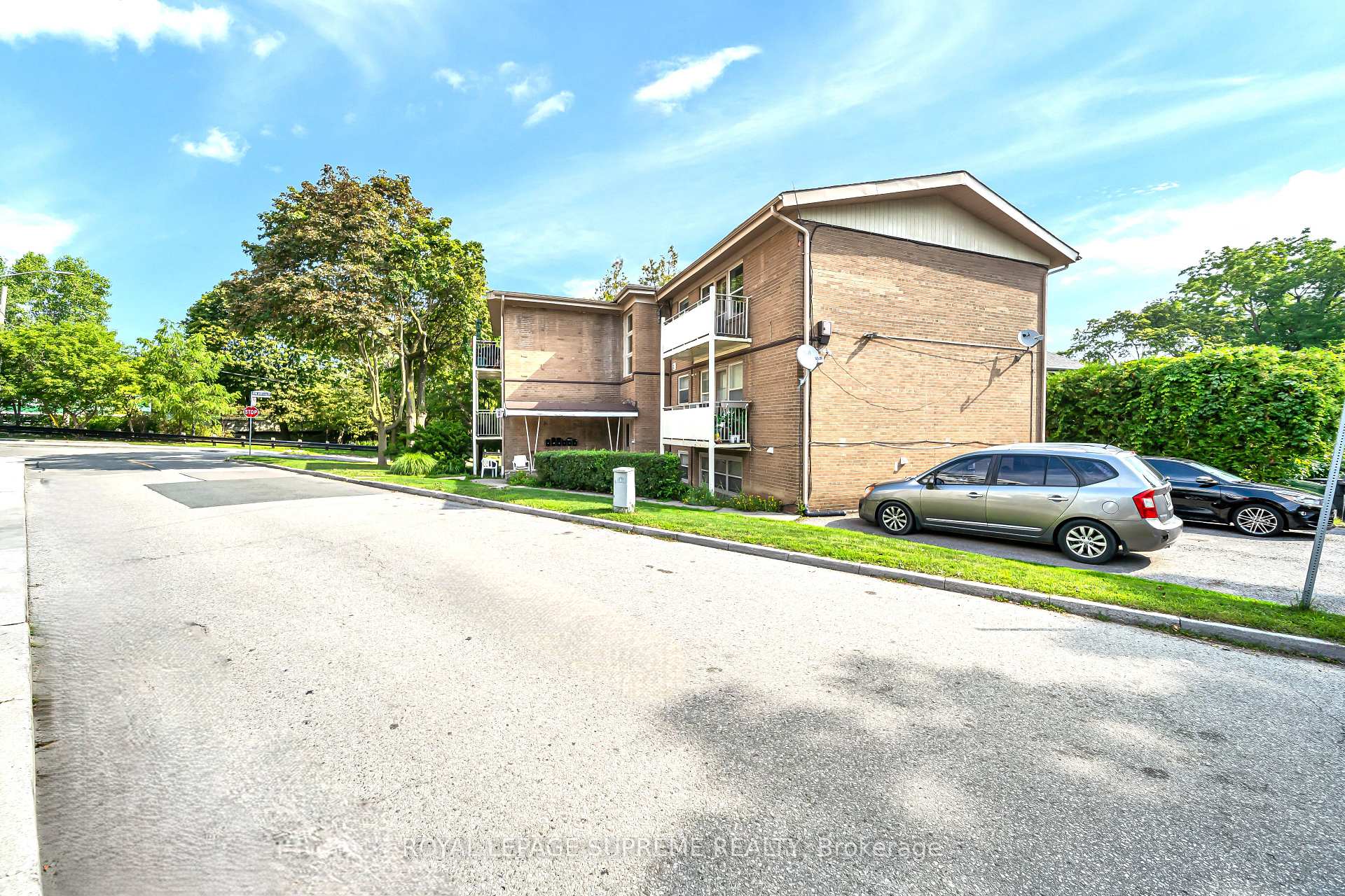 135 Kingsway Crescent 4, Toronto Unit: 4