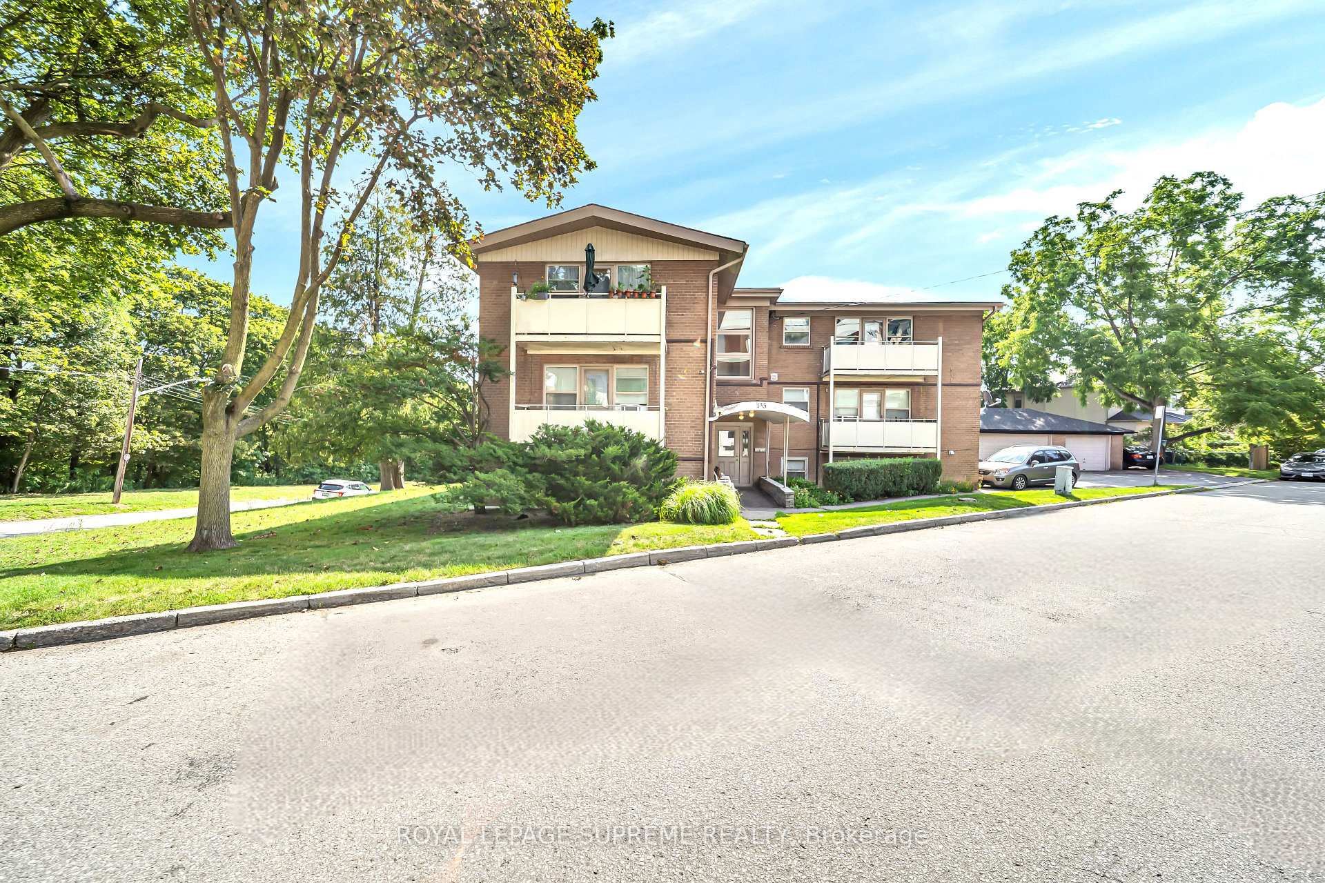 135 Kingsway Crescent 4, Toronto Unit: 4