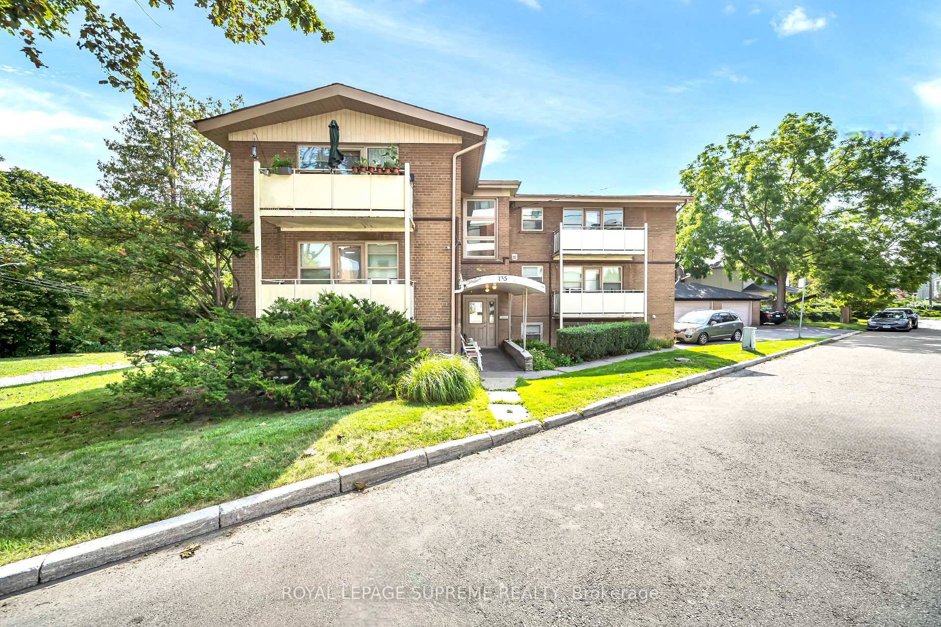 135 Kingsway Crescent 4, Toronto Unit: 4
