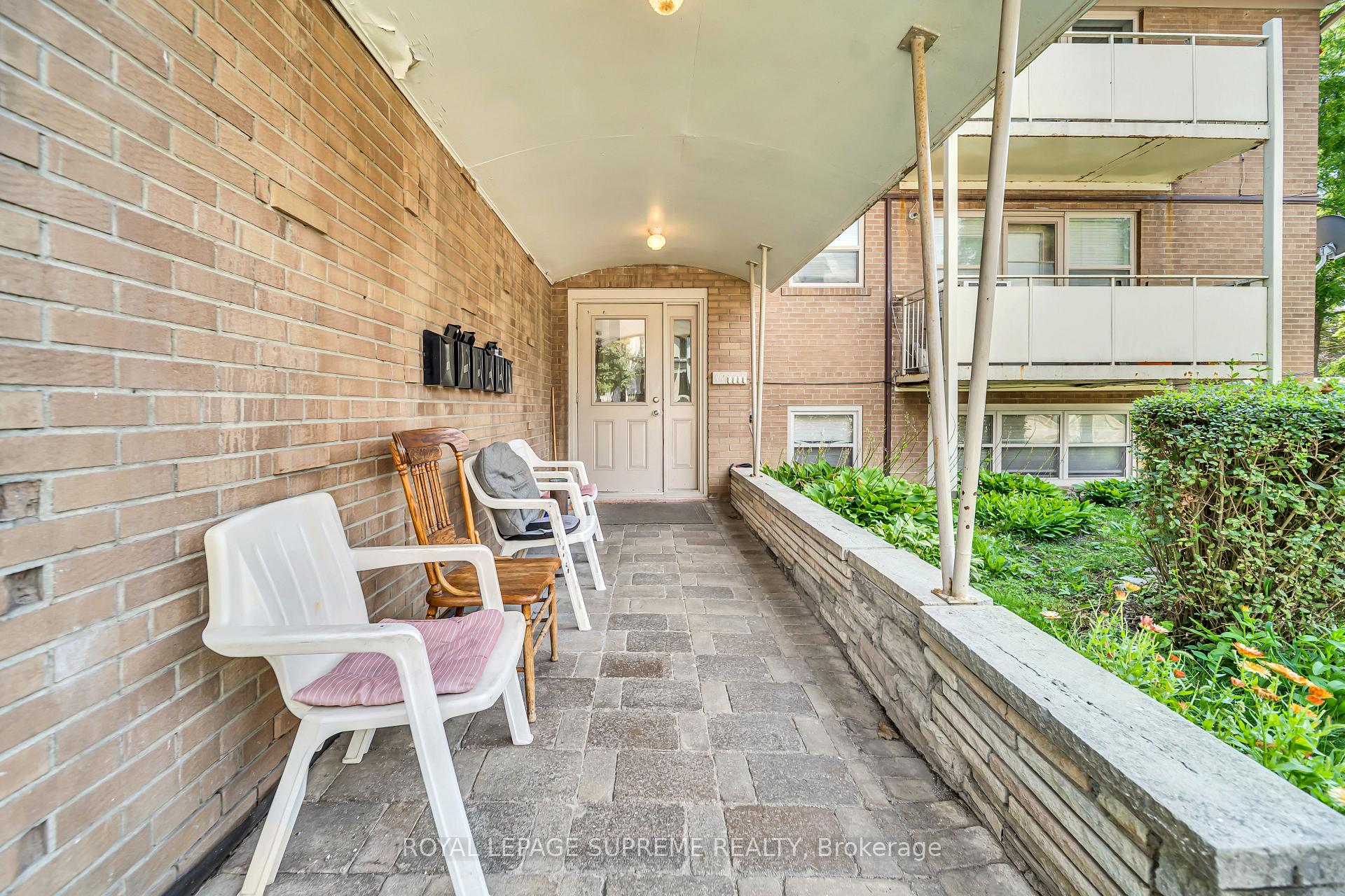 135 Kingsway Crescent 4, Toronto Unit: 4