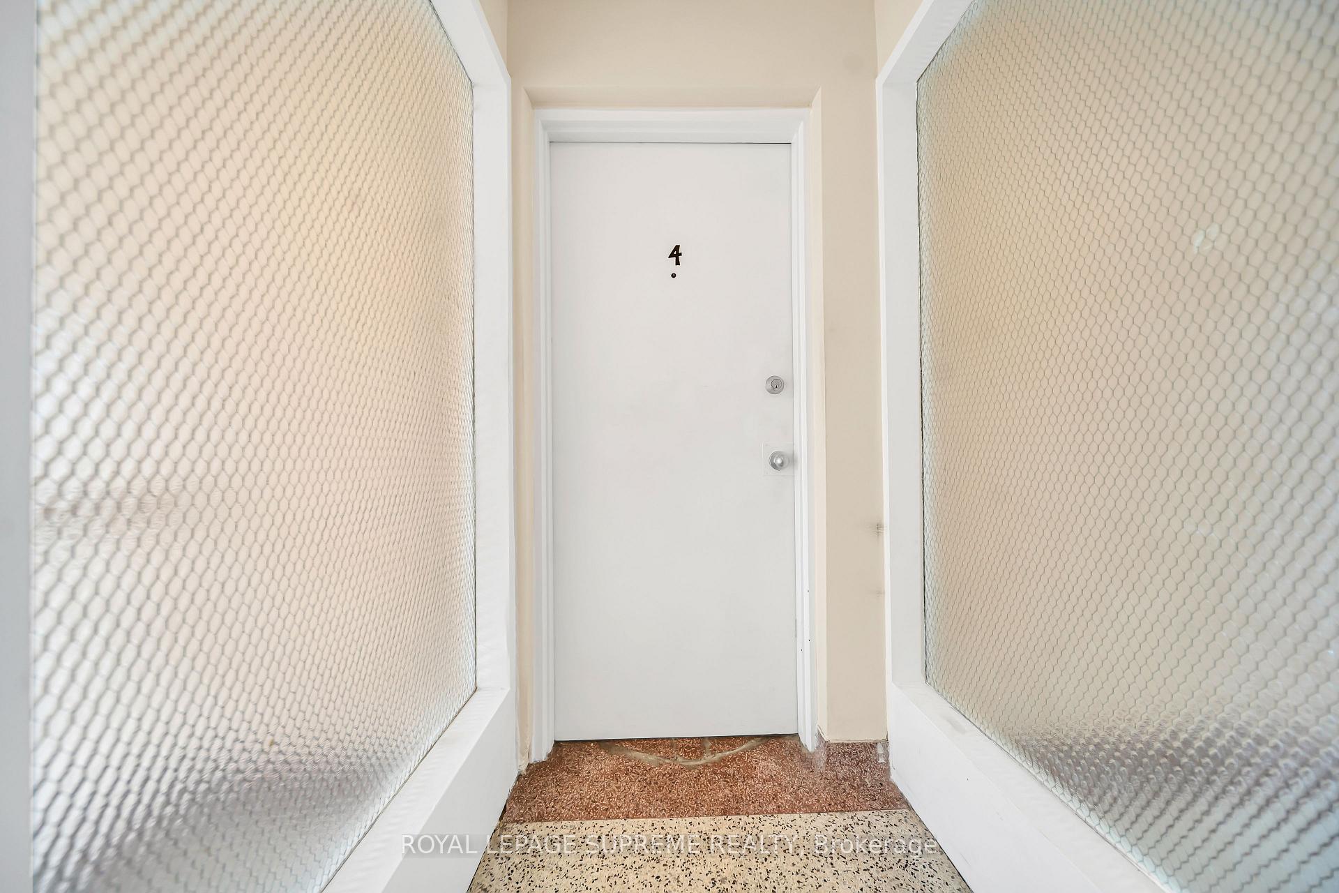 135 Kingsway Crescent 4, Toronto Unit: 4