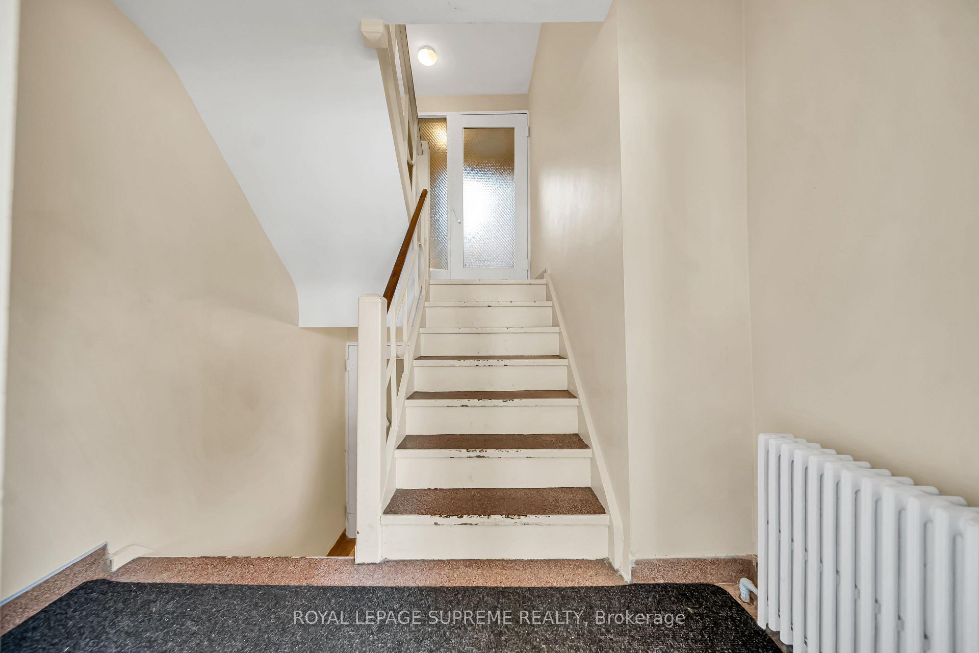 135 Kingsway Crescent 4, Toronto Unit: 4