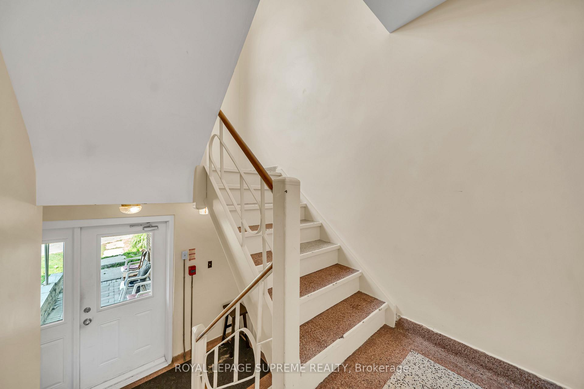 135 Kingsway Crescent 4, Toronto Unit: 4