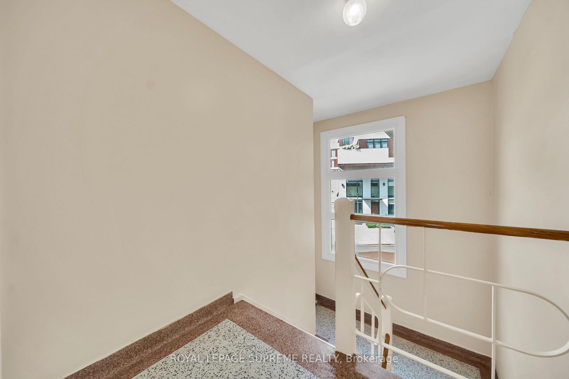 135 Kingsway Crescent 4, Toronto Unit: 4