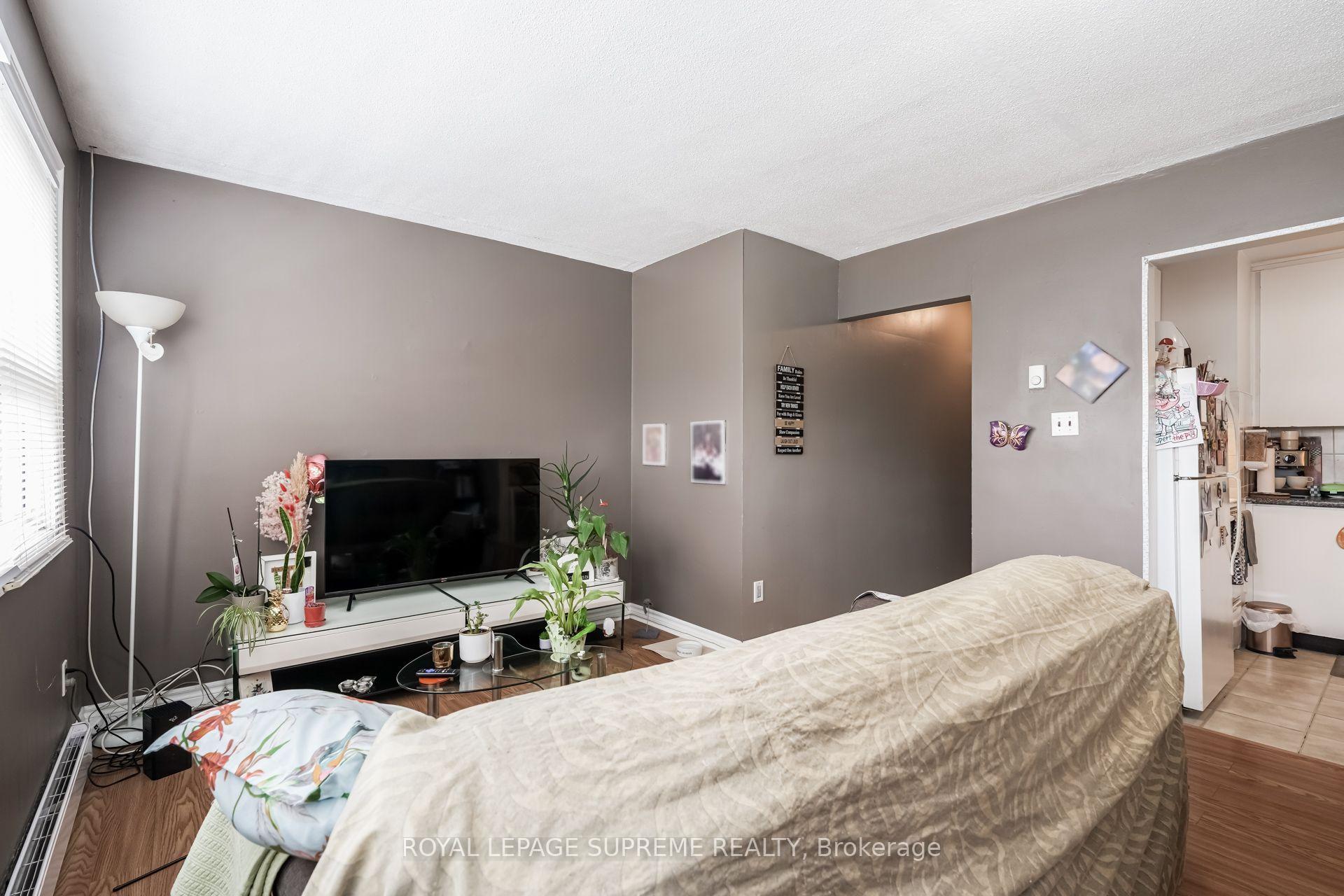 1671 St Clair Avenue W, Toronto