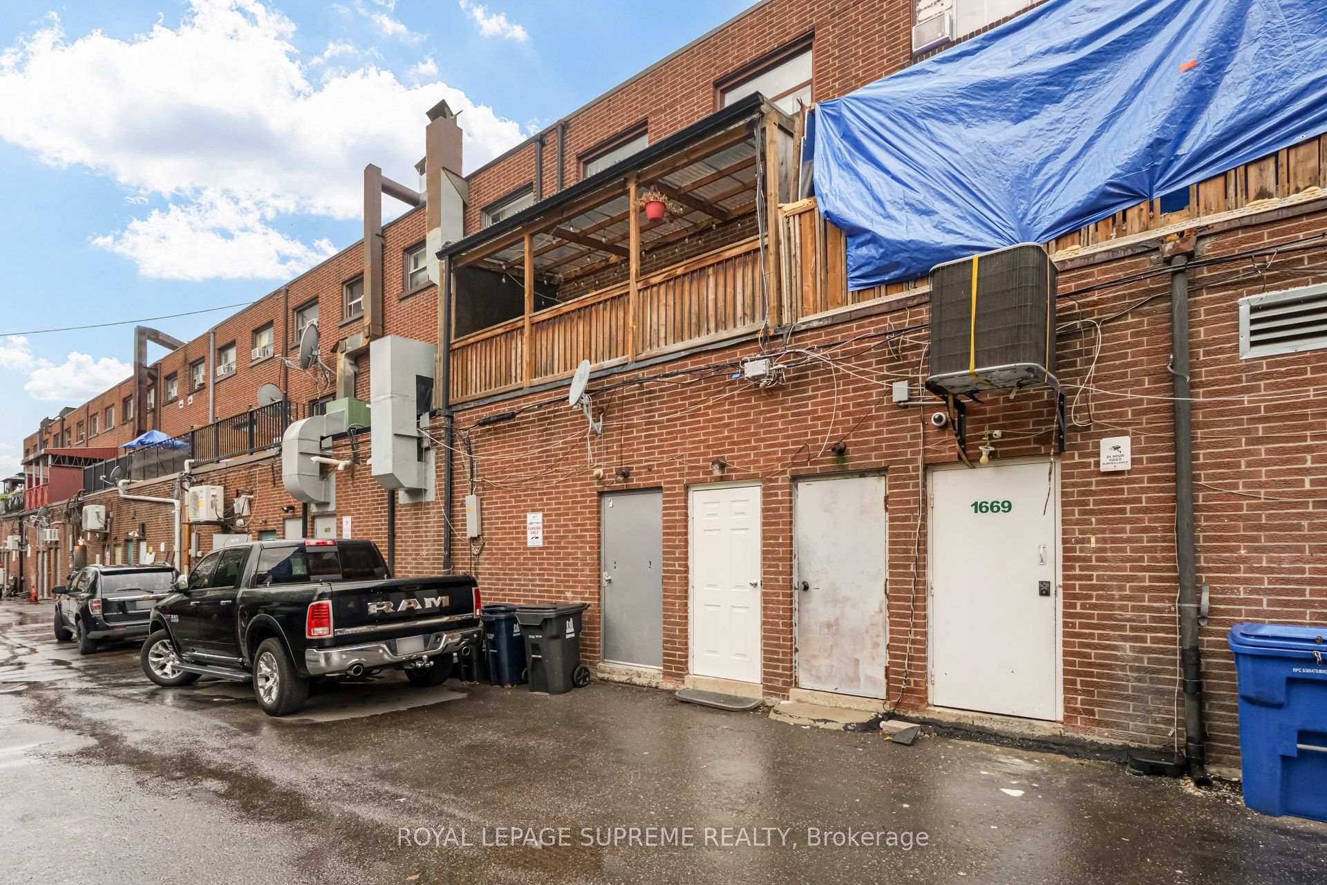 1671 St Clair Avenue W, Toronto