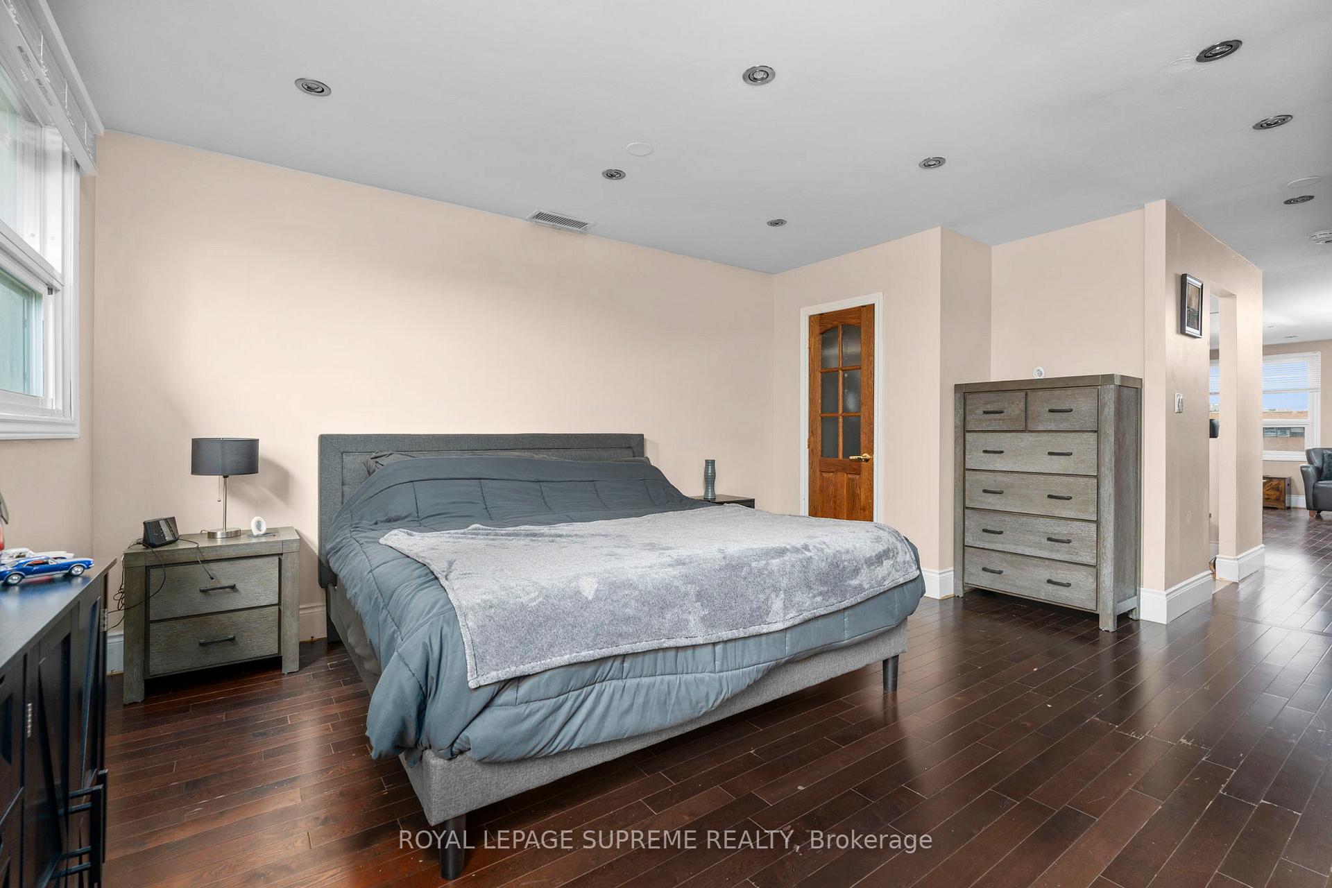 6127 Steeles Avenue W, Toronto
