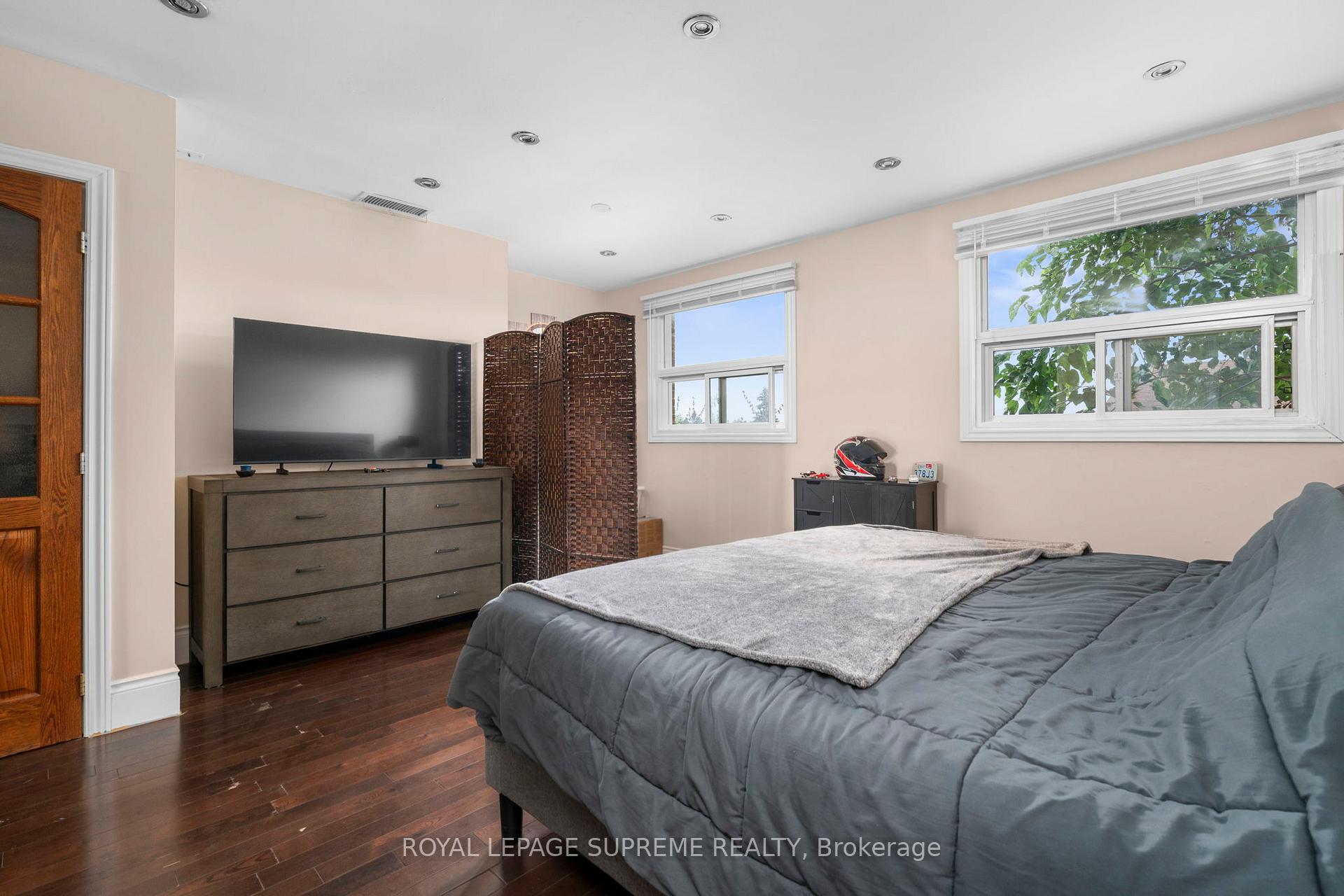 6127 Steeles Avenue W, Toronto