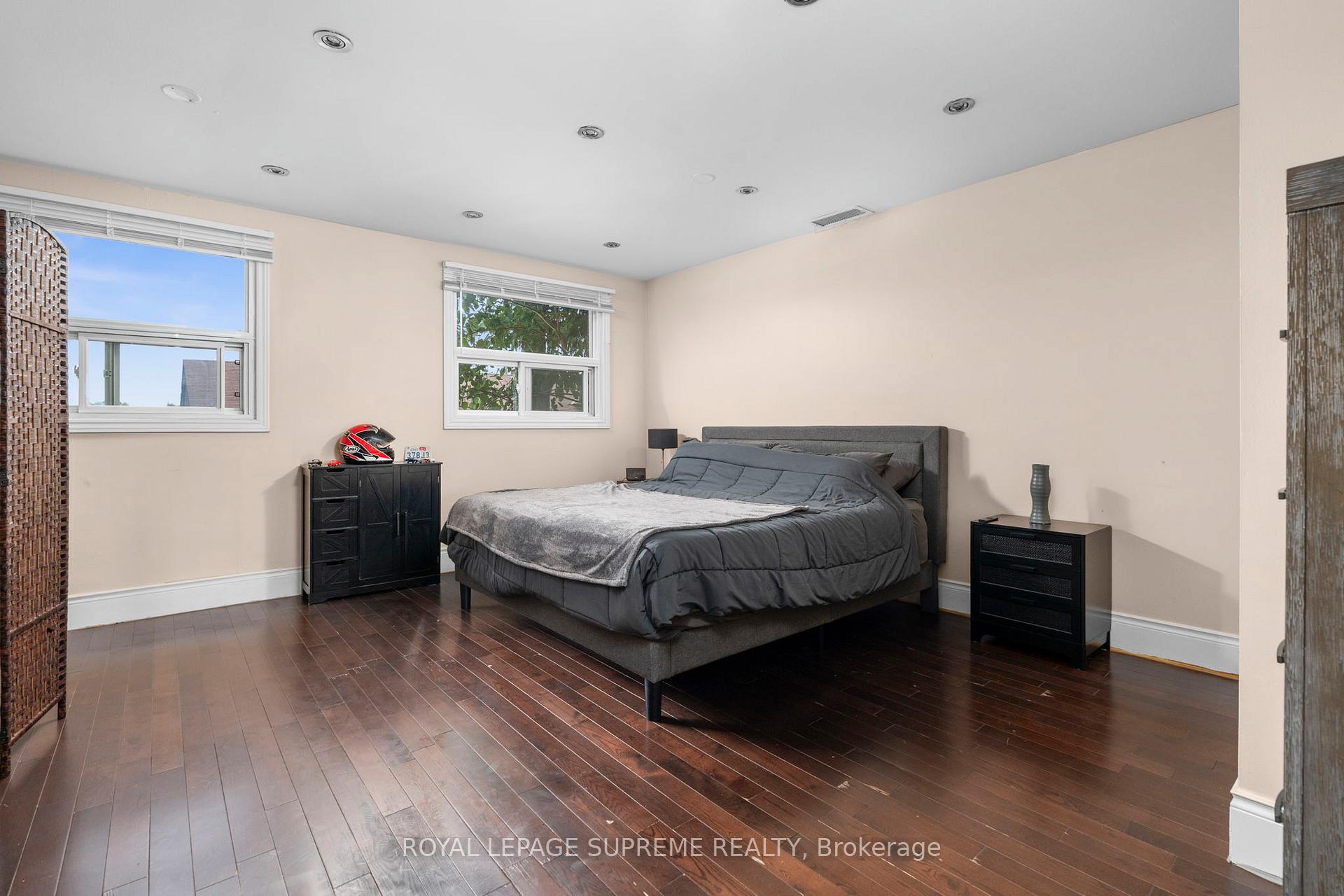 6127 Steeles Avenue W, Toronto