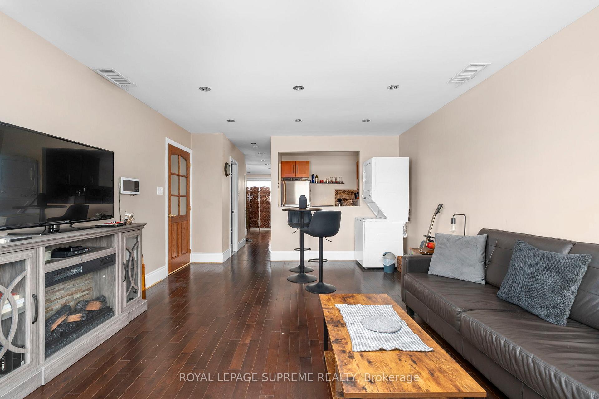 6127 Steeles Avenue W, Toronto