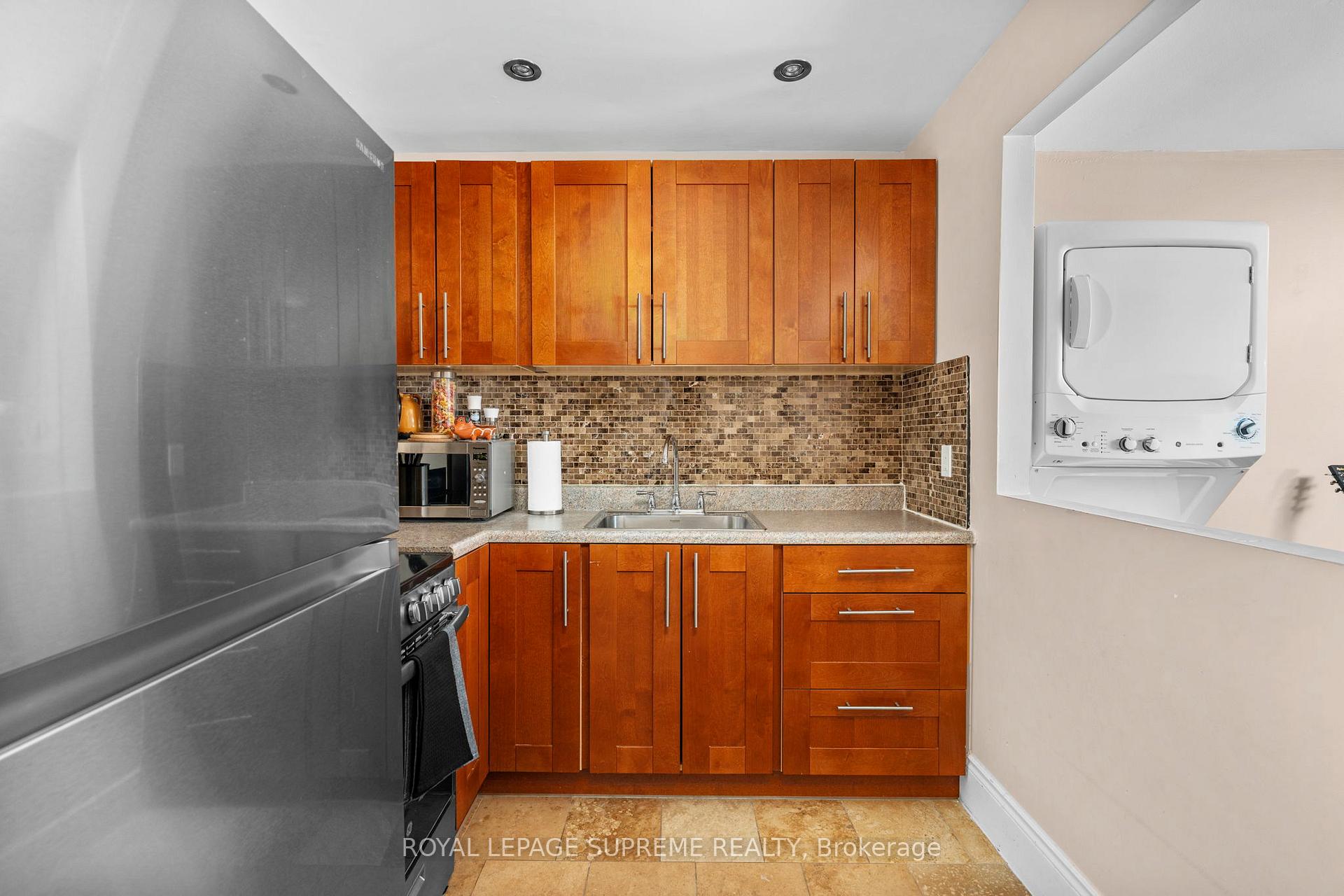 6127 Steeles Avenue W, Toronto