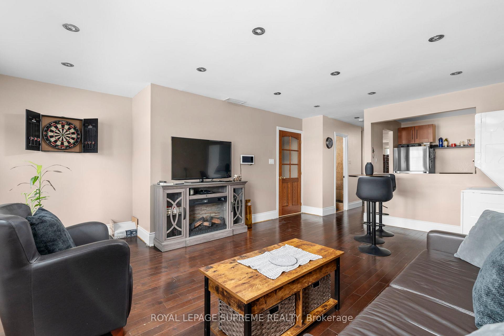 6127 Steeles Avenue W, Toronto