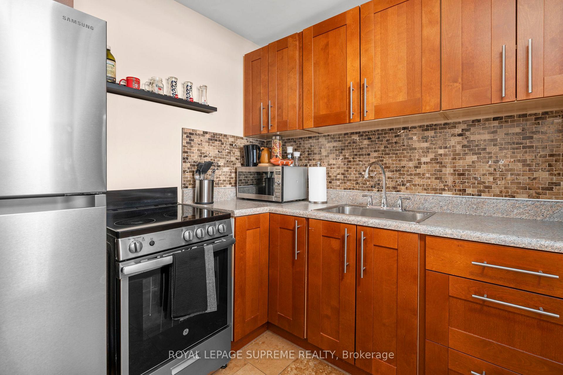 6127 Steeles Avenue W, Toronto
