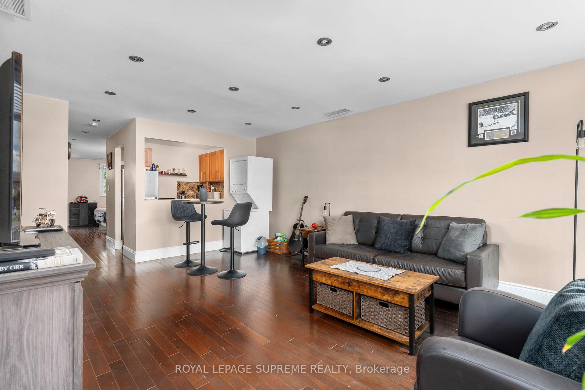 6127 Steeles Avenue W, Toronto