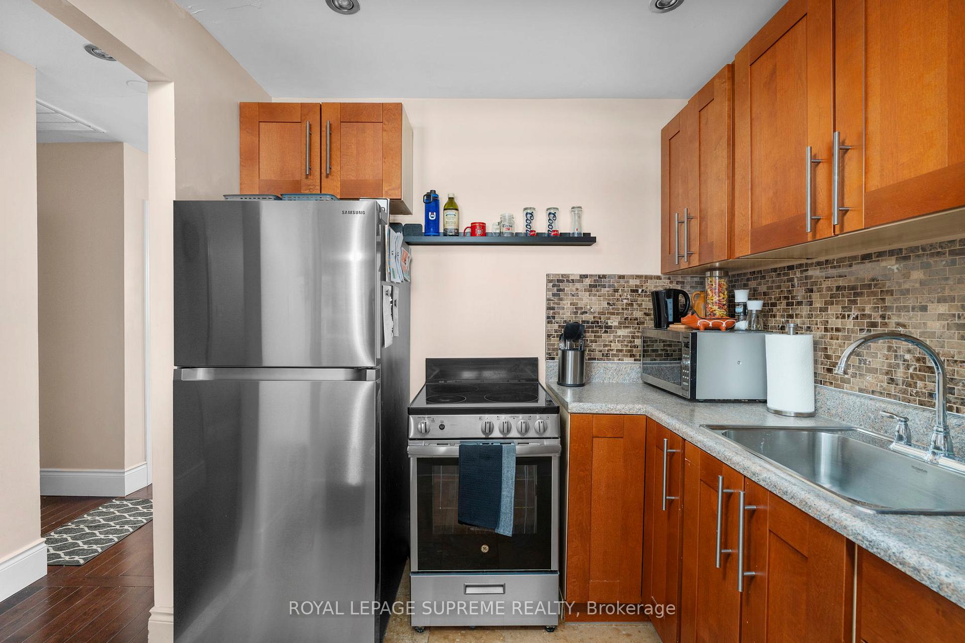 6127 Steeles Avenue W, Toronto