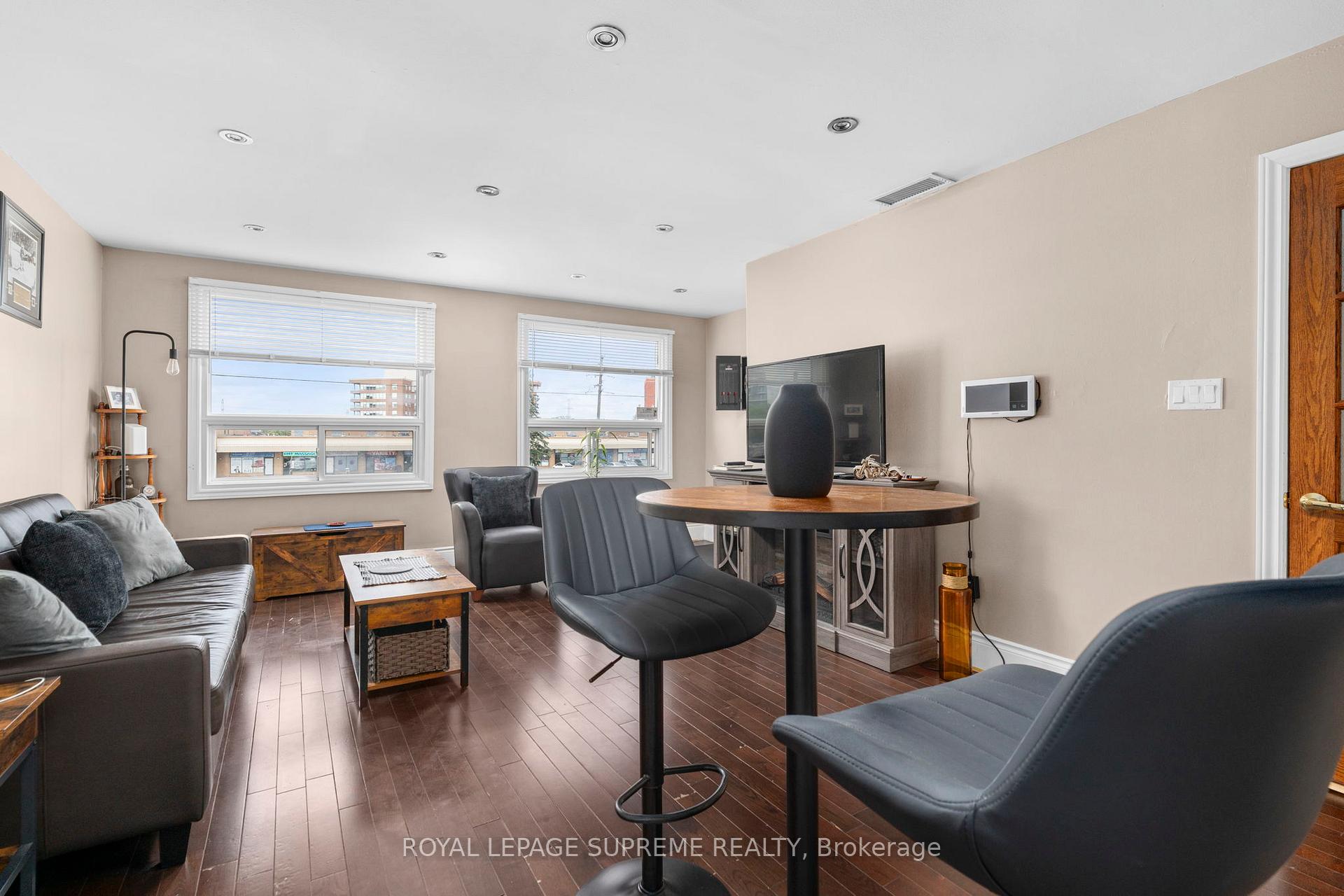 6127 Steeles Avenue W, Toronto