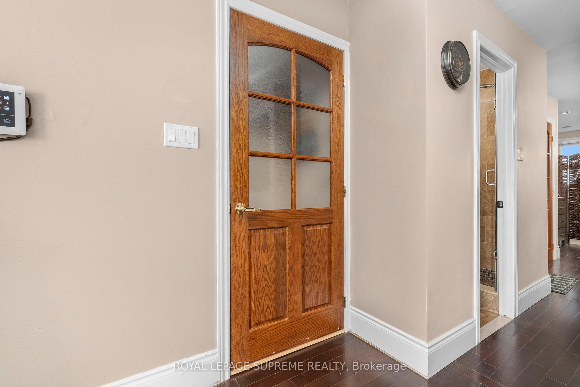 6127 Steeles Avenue W, Toronto