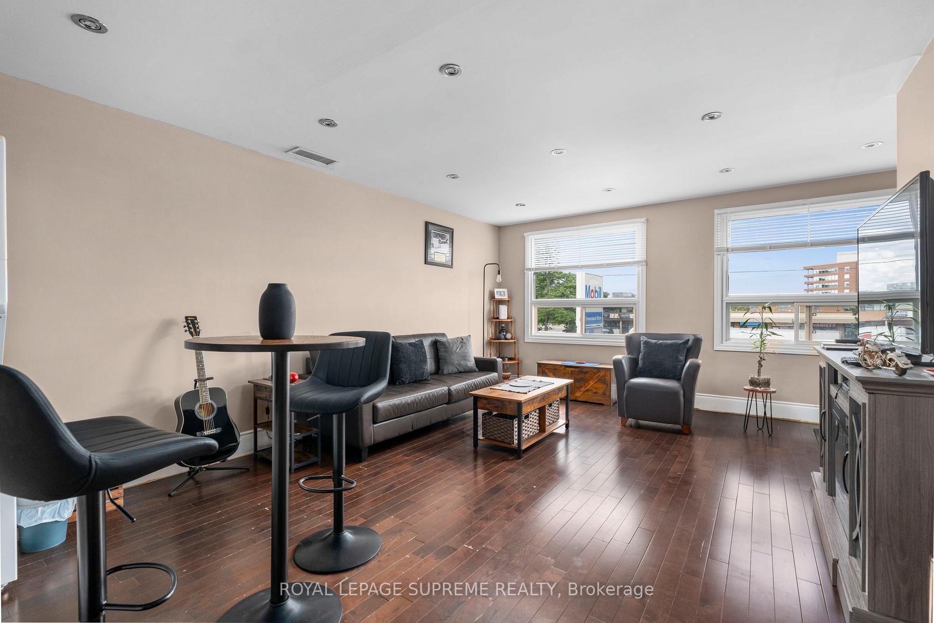6127 Steeles Avenue W, Toronto