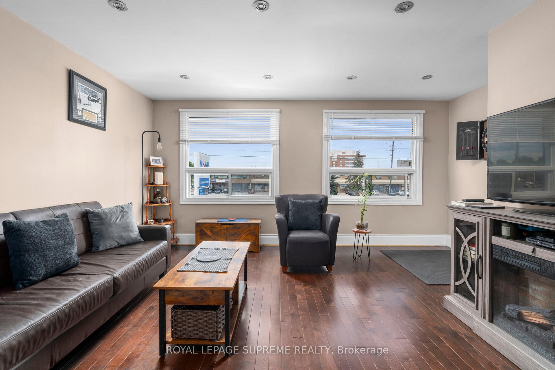 6127 Steeles Avenue W, Toronto