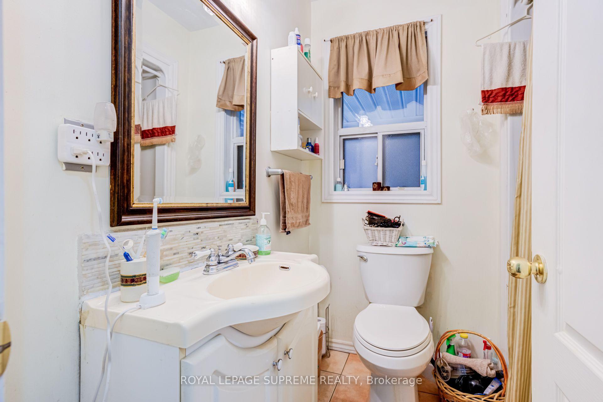 136 Winston Park Boulevard, Toronto