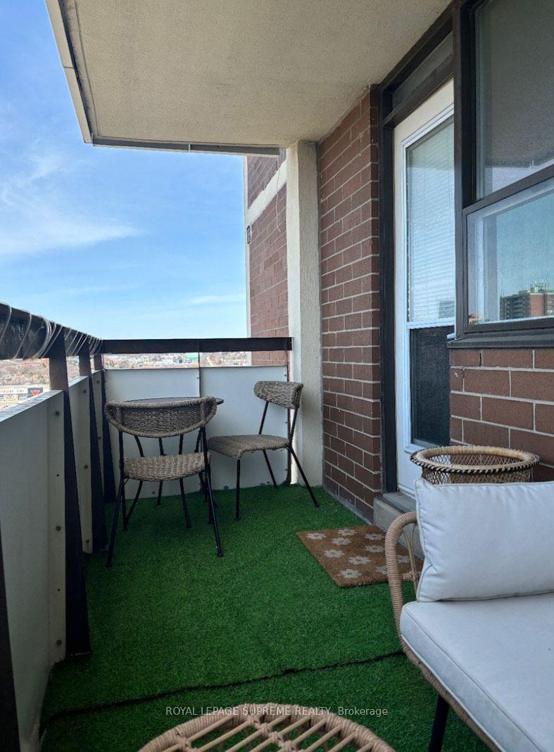 541 Blackthorn Avenue 1514, Toronto Unit: 1514