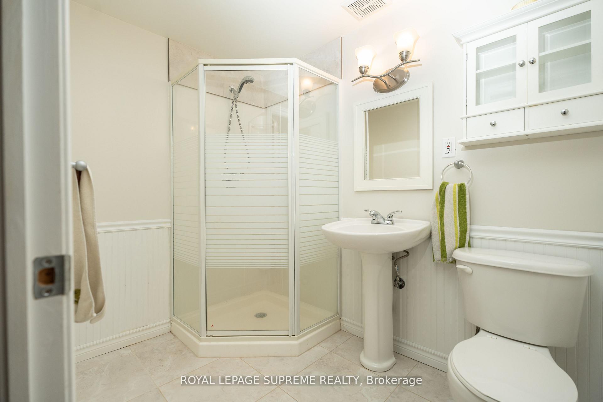 31 1/2 Thorold Road E