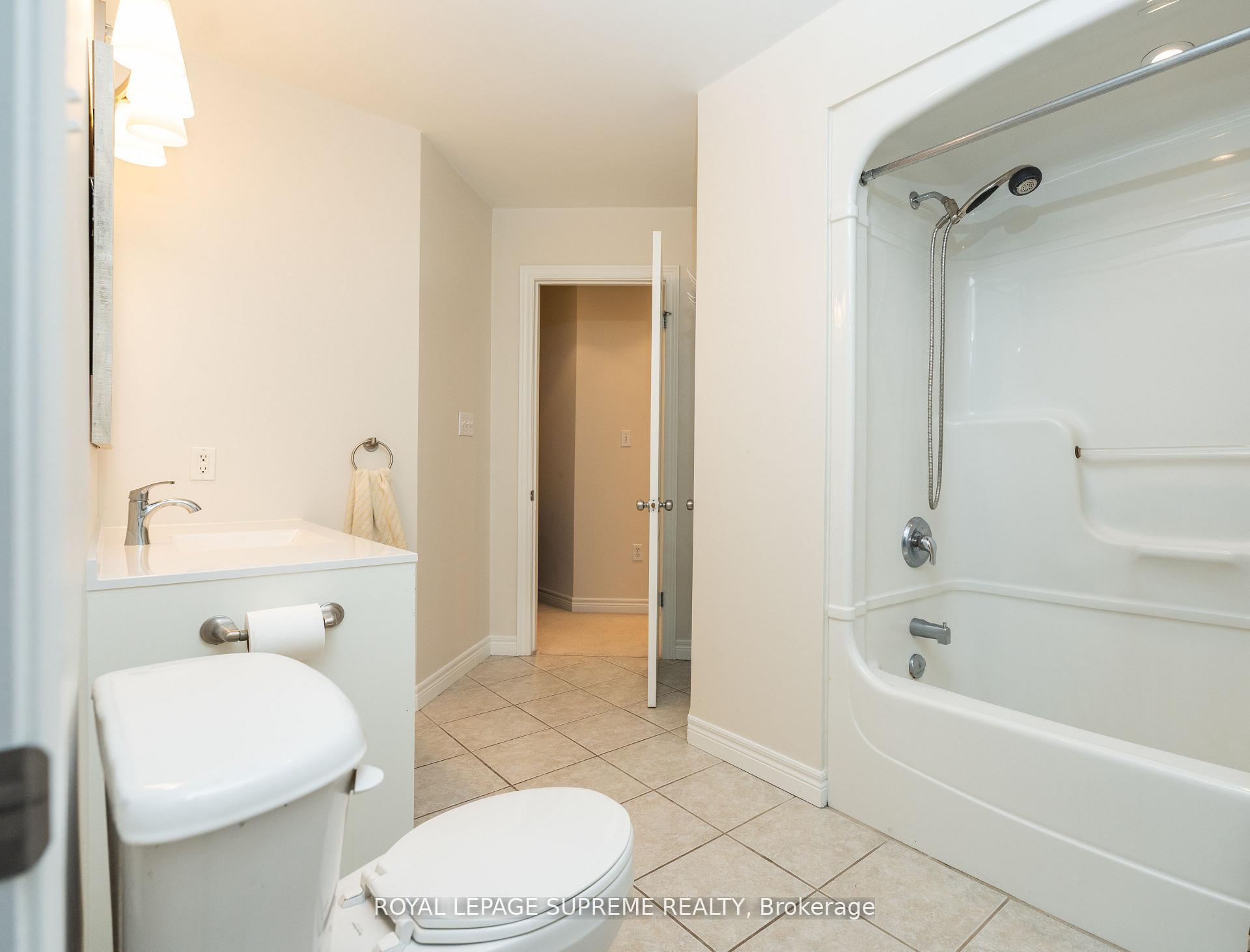 31 1/2 Thorold Road E