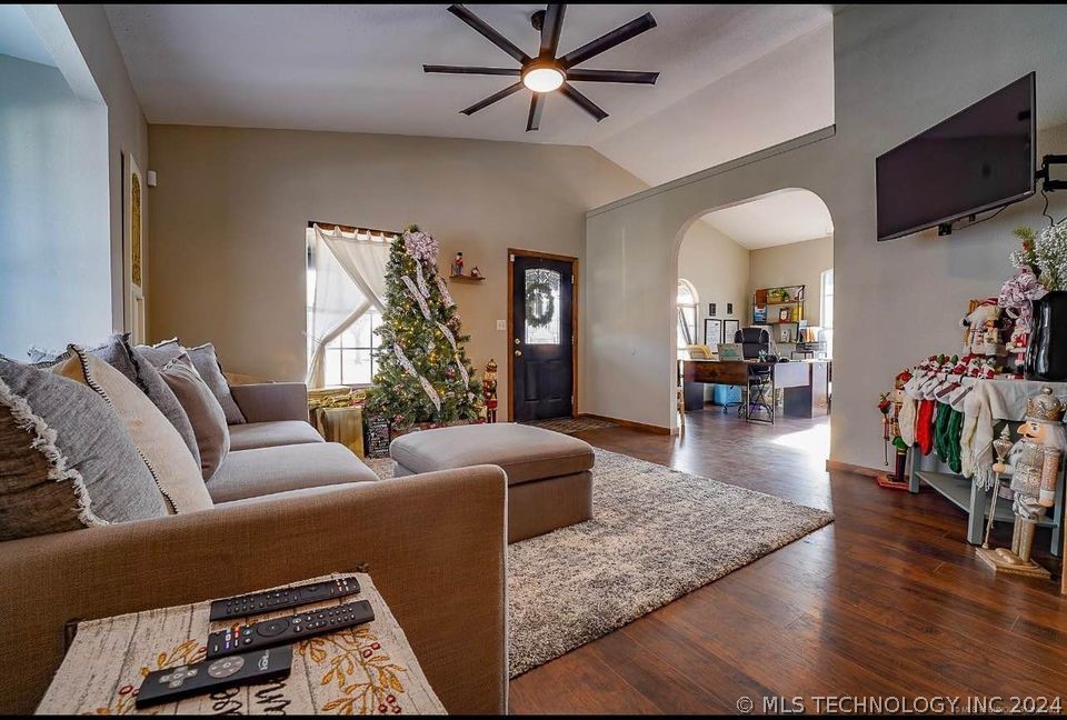 517 S Arnold Price Avenue