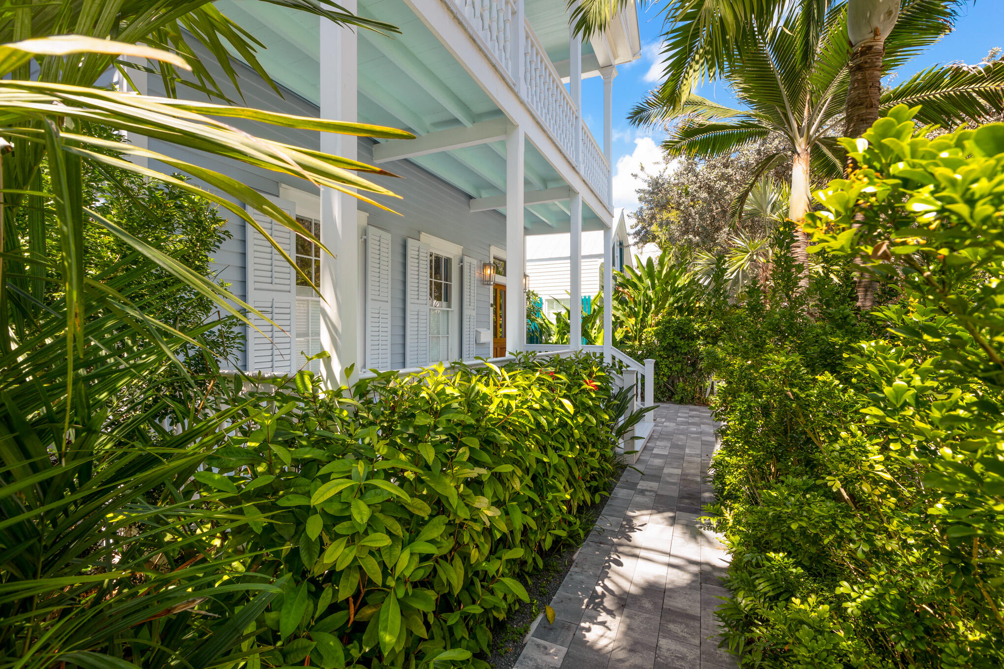 626 William St