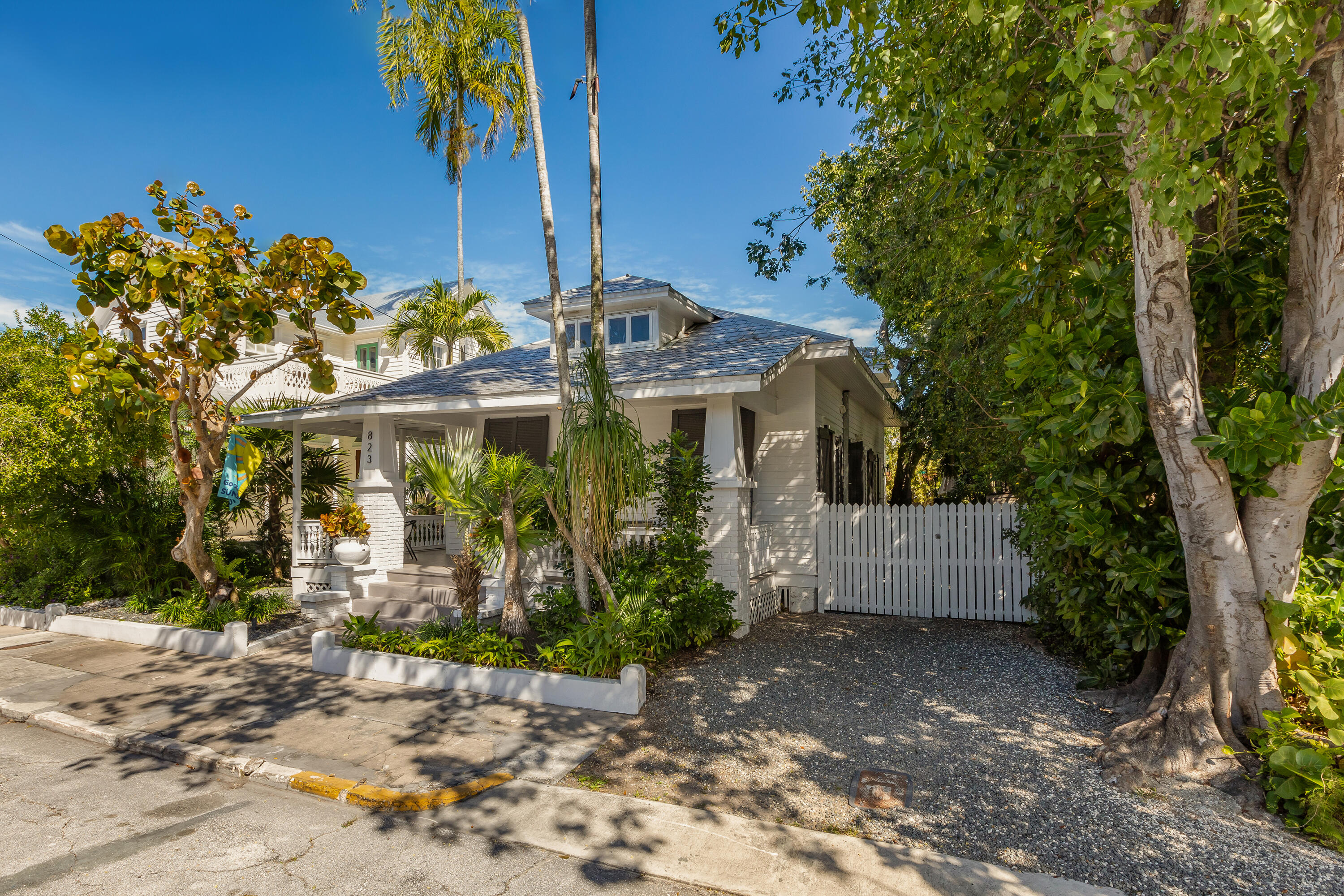 823 Georgia Street