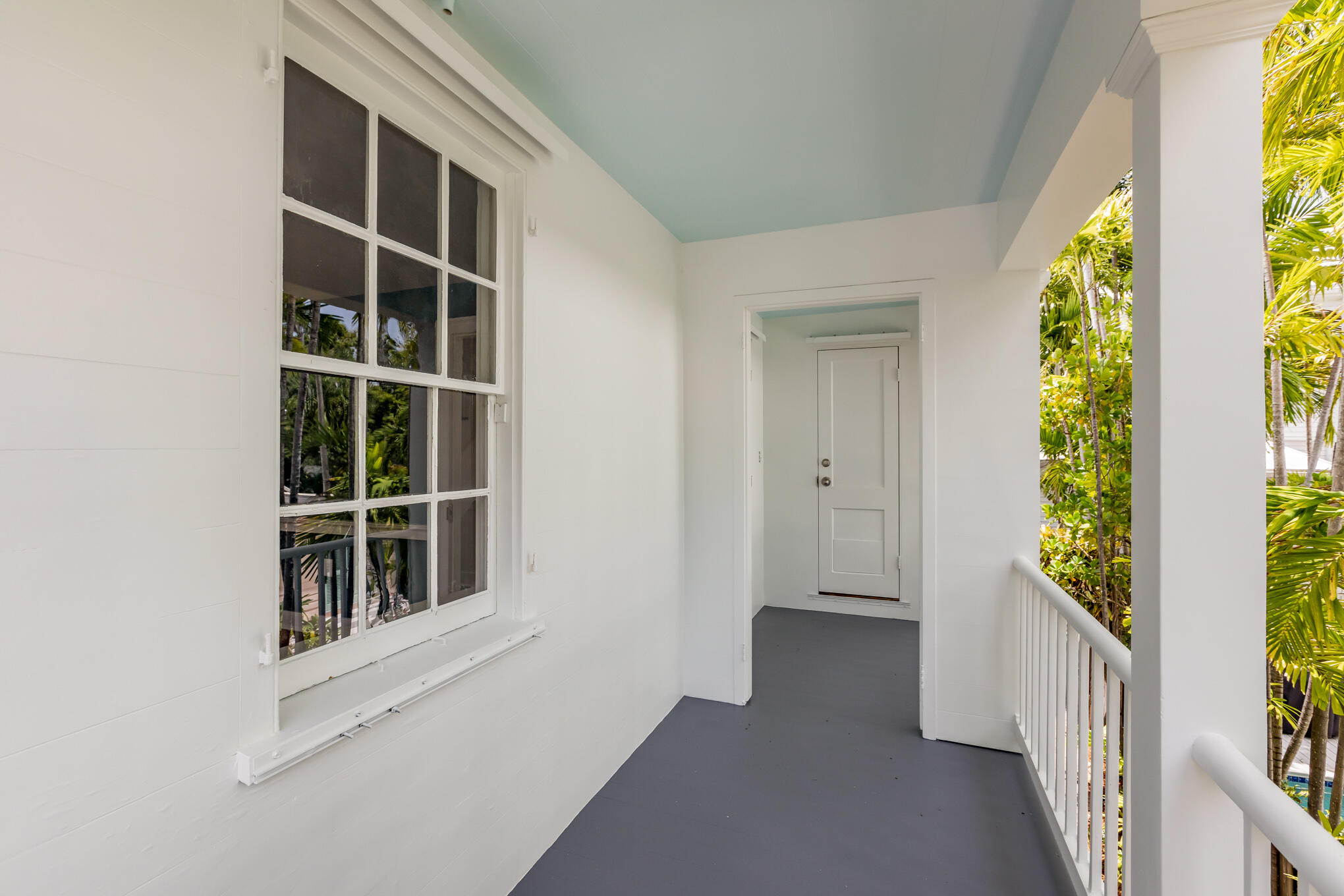 408 William St