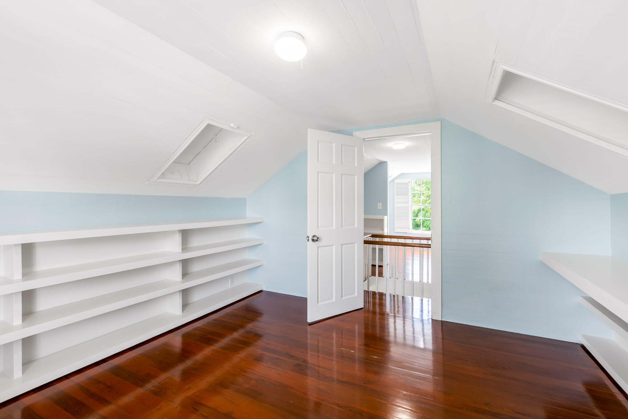 408 William St