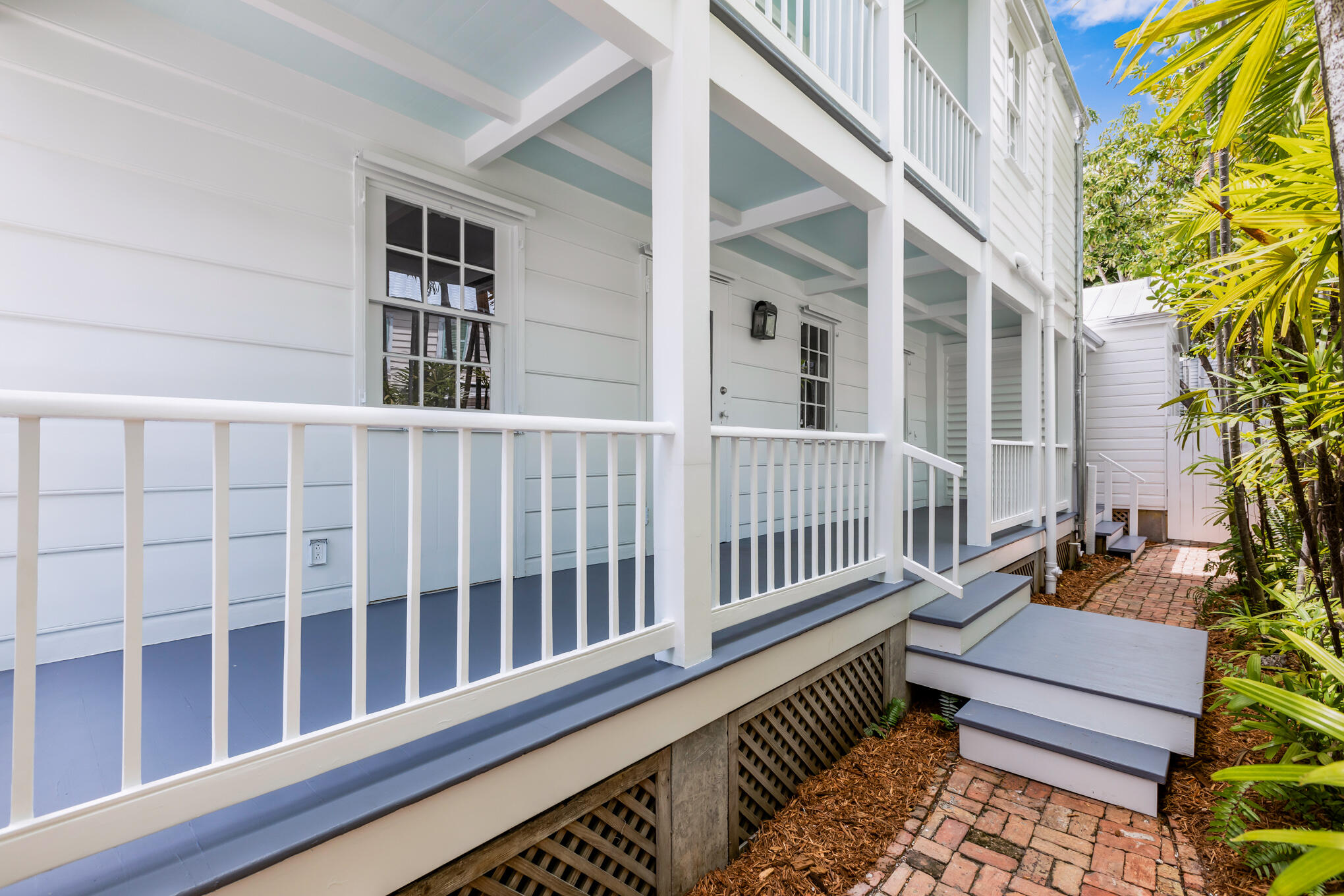 408 William St