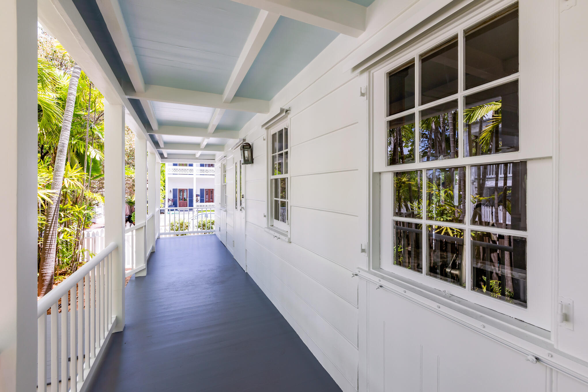 408 William St