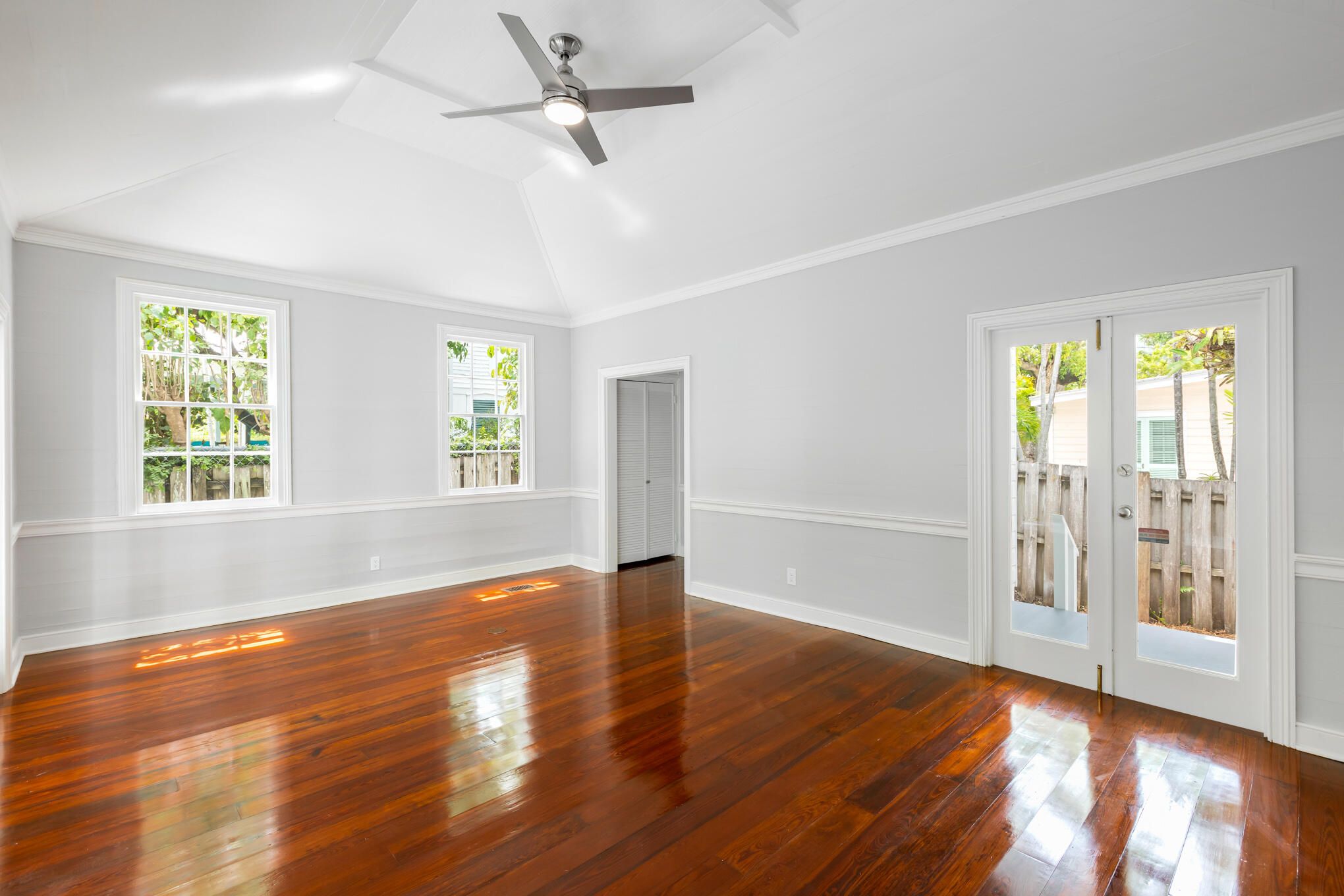 408 William St