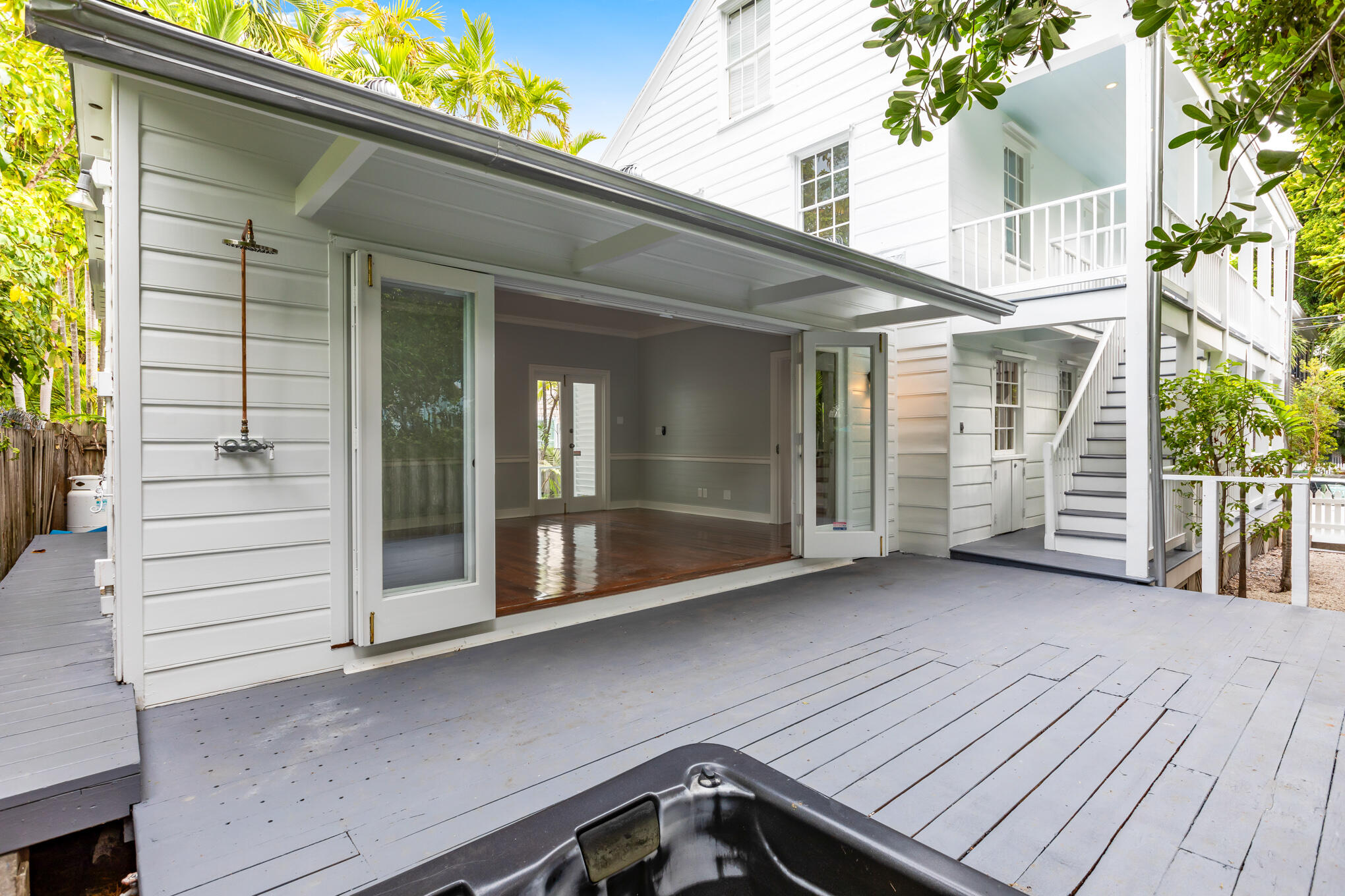 408 William St
