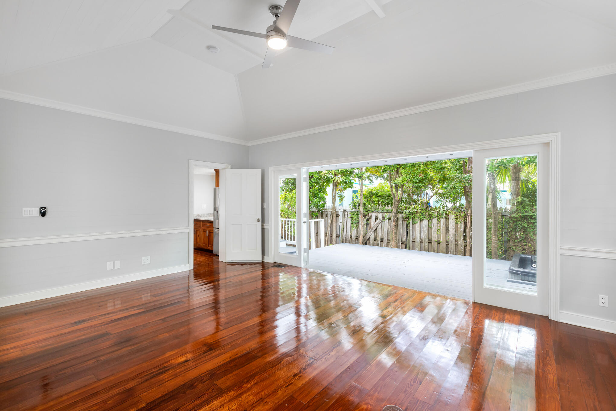 408 William St